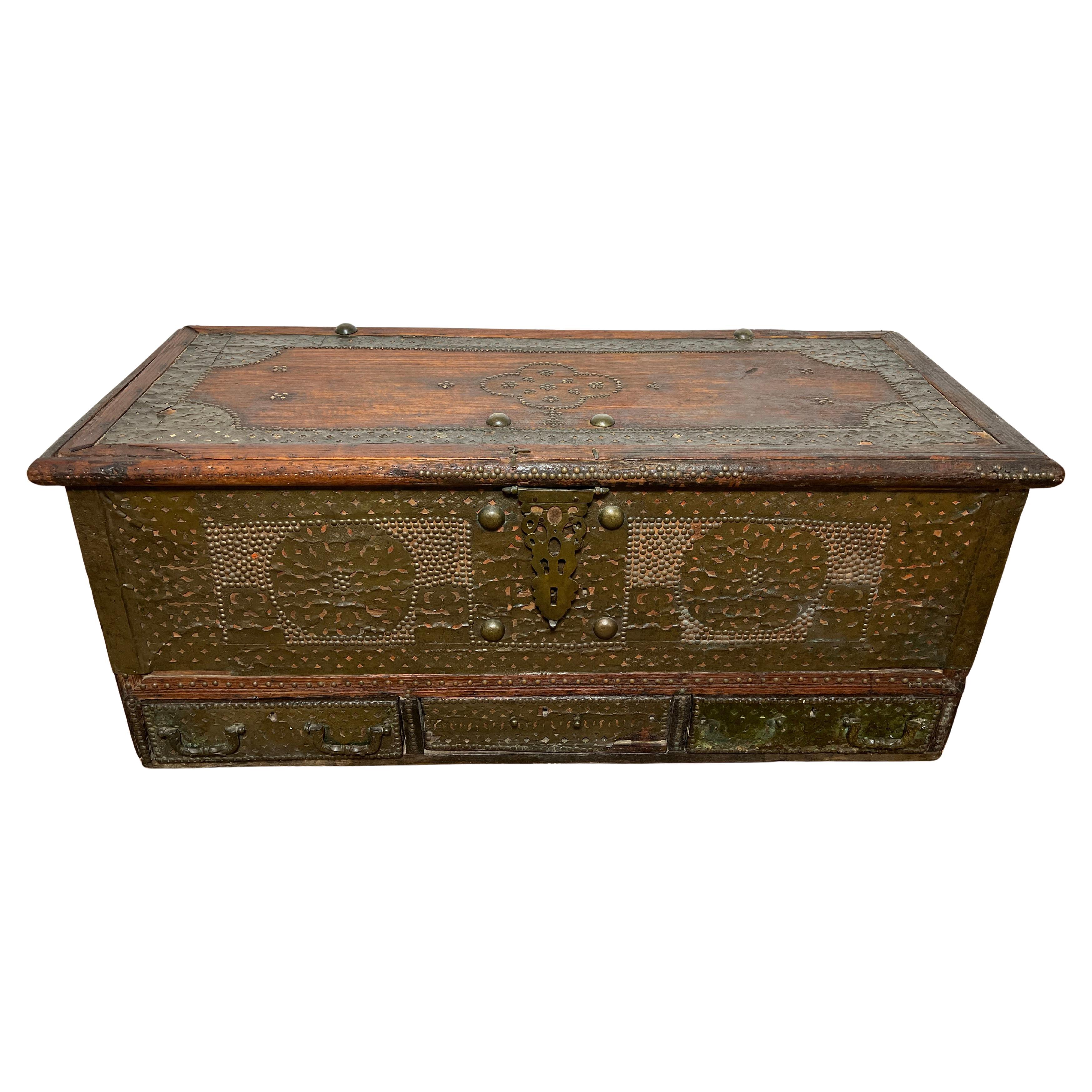 Ancienne malle Zanzibar du 18ème siècle avec décoration en cuivre clouté
