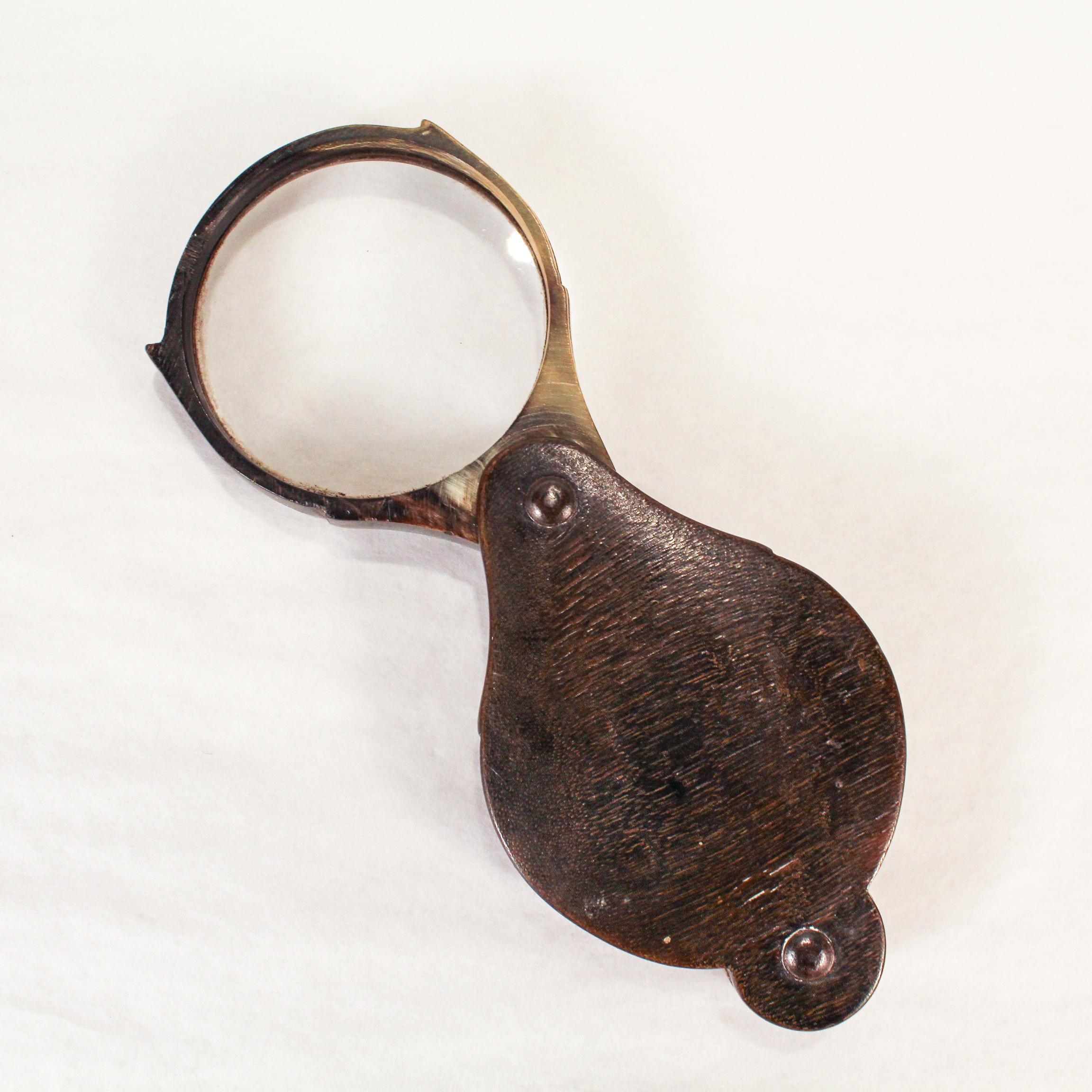 A fine antique magnifying glass or loupe.

The frame comprised of horn (likely from a steer or ram).

The magnifying glass is be rotated in and out of the cover protecting the lens while not in use.

Simply a great antique