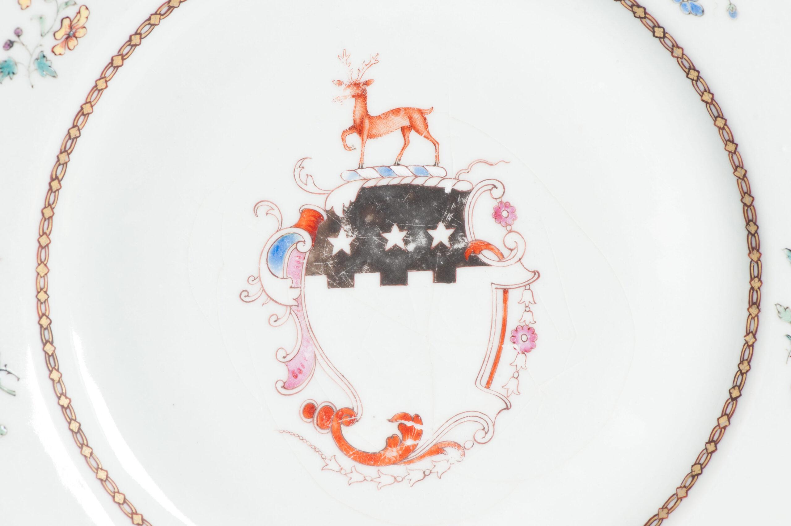 Ancienne assiette armoriée Qianlong du 18ème siècle en porcelaine chinoise en vente 7