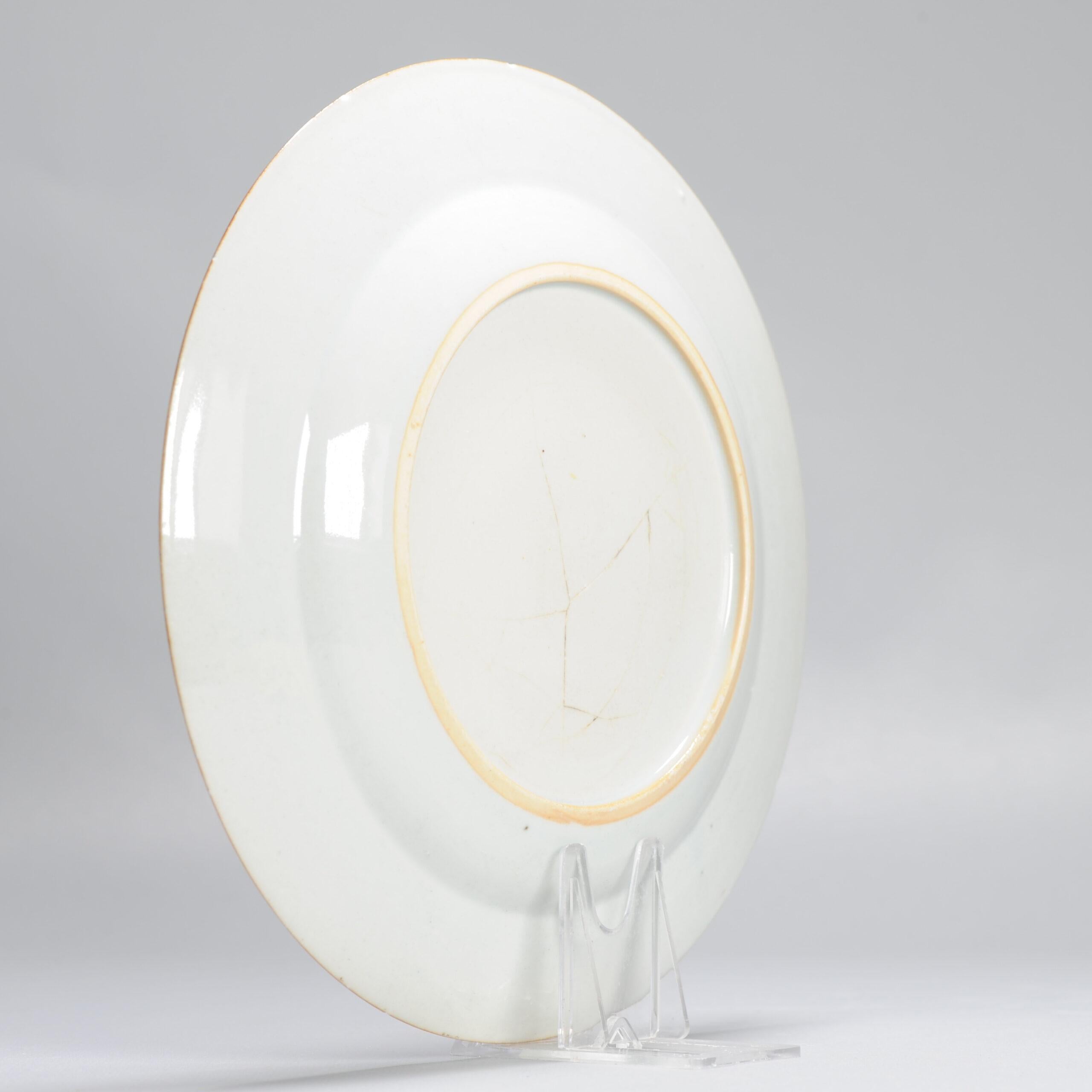 XVIIIe siècle et antérieur Ancienne assiette armoriée Qianlong du 18ème siècle en porcelaine chinoise en vente