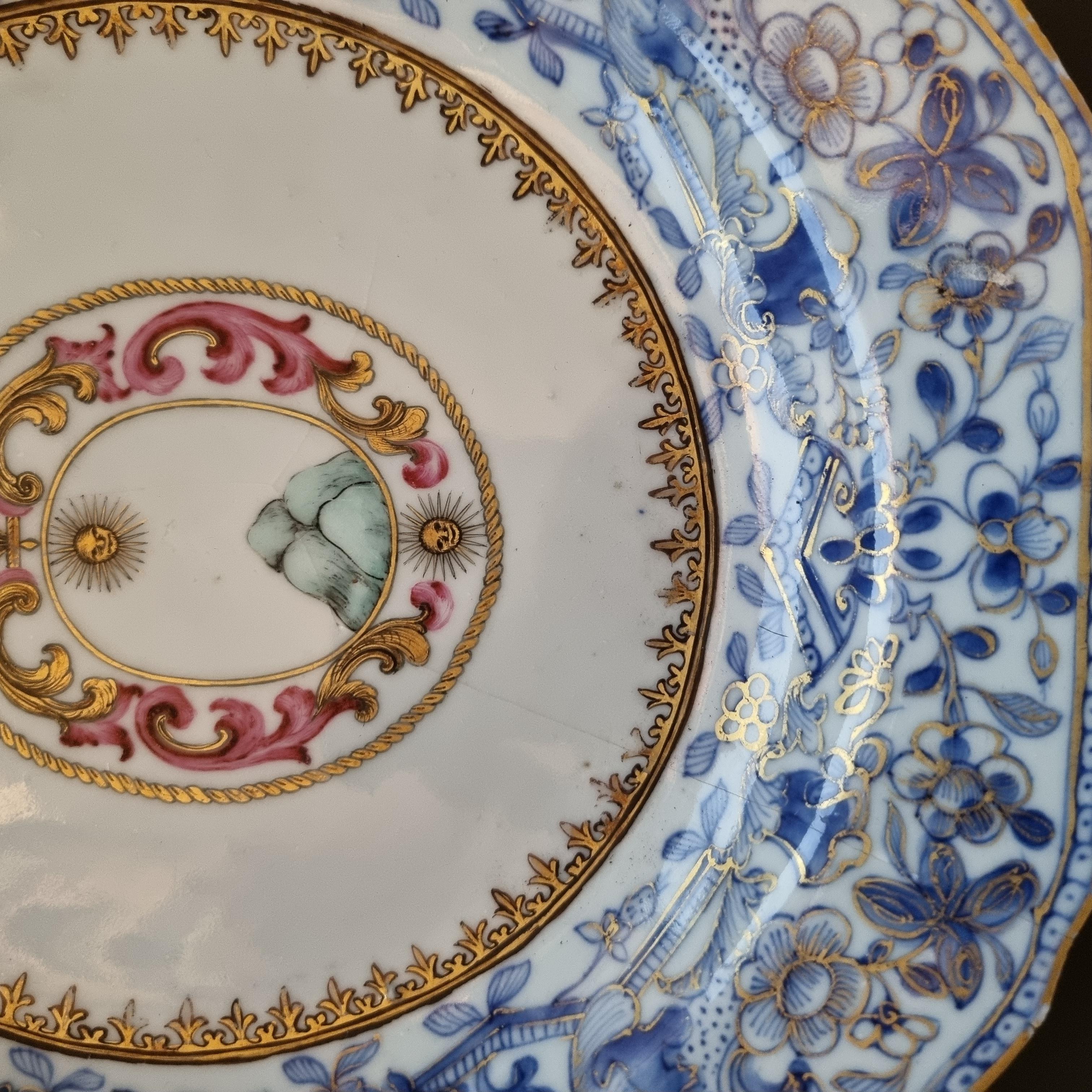 Antico piatto in porcellana cinese del 18° Qianlong Sunnybanck Armorial Dishish in vendita 7