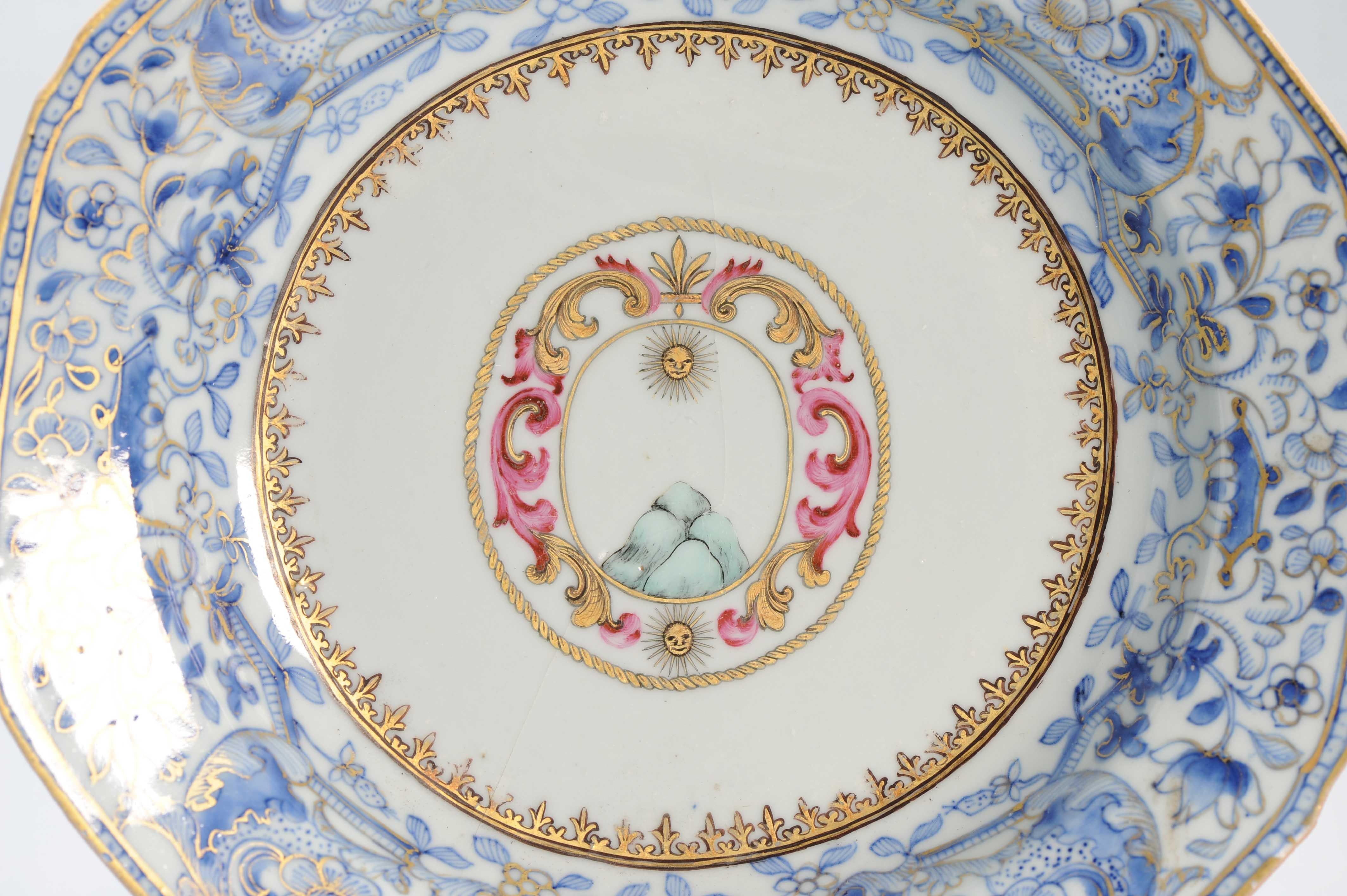 Piatto ottagonale con stemma di Sunnybanck, 1755 ca.

Sunnybanck (Sonibanck) da Hasely Oxfordshire


Condizione
alcune fritture/piccole scheggiature sul bordo e un'instabile linea di demarcazione a stella nella base che si estende su un lato del