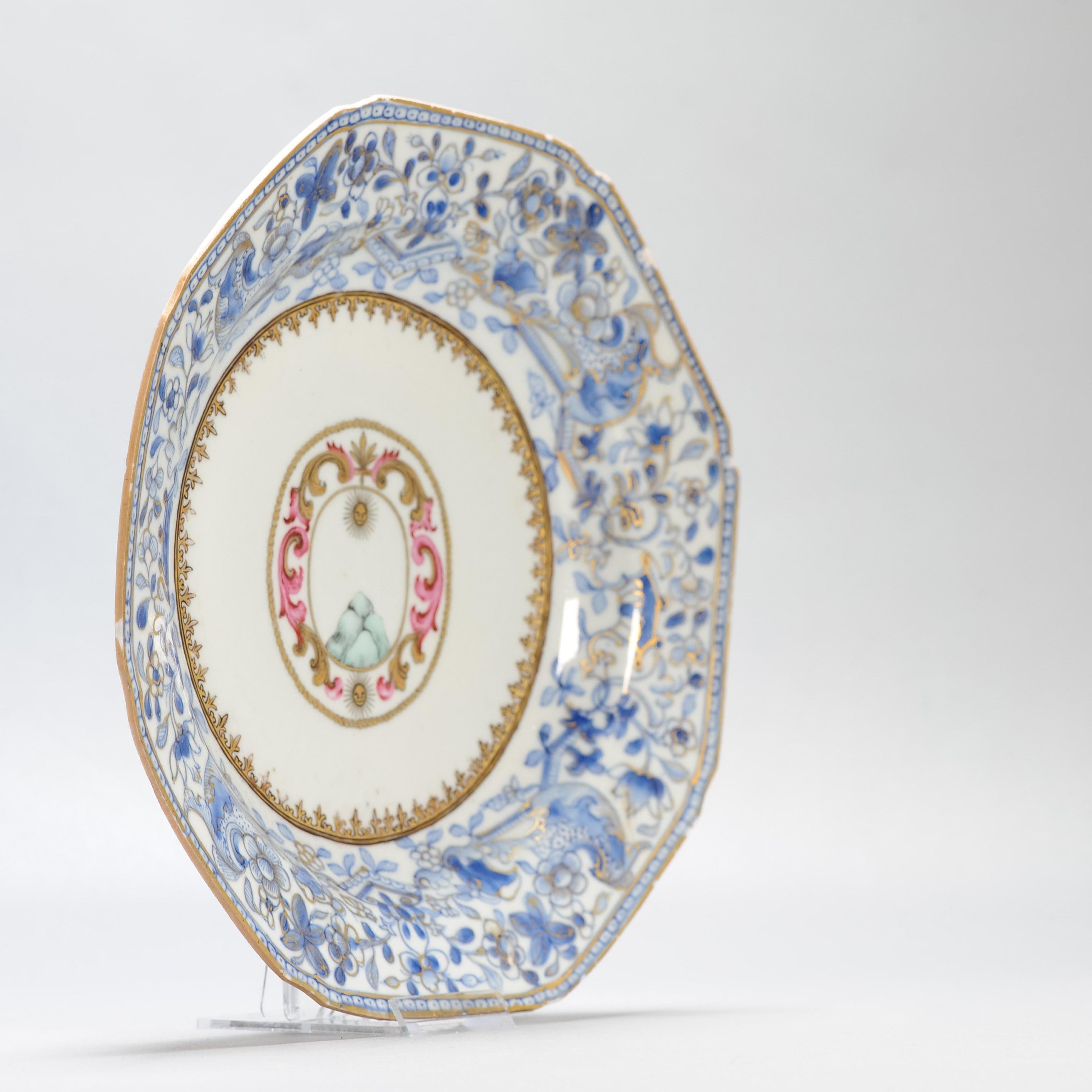 Antico piatto in porcellana cinese del 18° Qianlong Sunnybanck Armorial Dishish In condizioni discrete in vendita a Amsterdam, Noord Holland