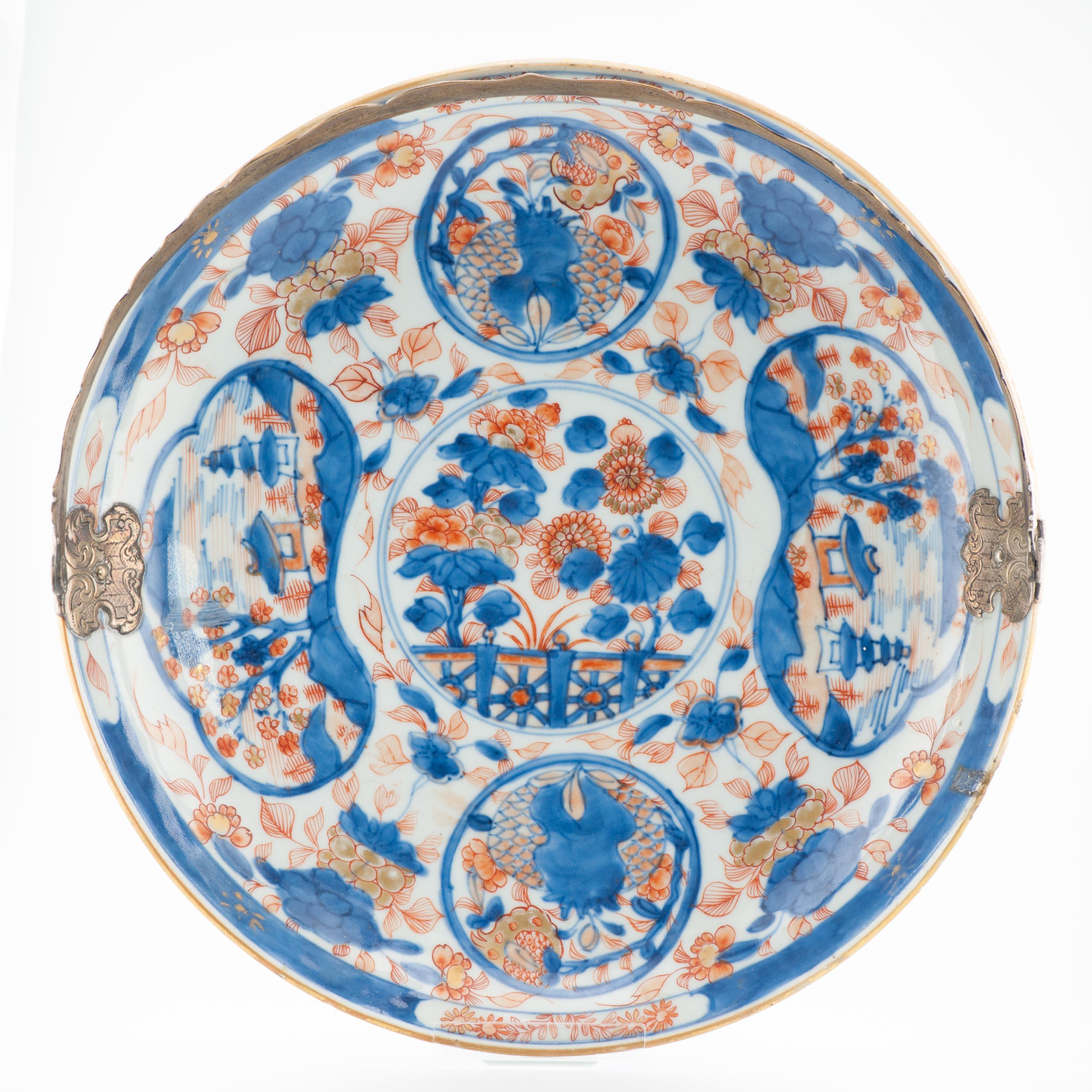 

Un plat en porcelaine chinoise de la première moitié du XVIIIe siècle avec une poignée hollandaise en argent. Transformé en un luxueux plateau de service pour les sucreries accompagnant le thé !


Condit
Poils, frittes et petits éclats, ainsi