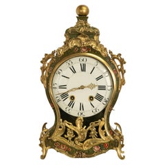 Antike französische Cartel-Uhr im Louis-XV-Stil aus dem 18. Jahrhundert, bemalt und mit vergoldeten Metallteilen, „Vernis Martin“, um 1750