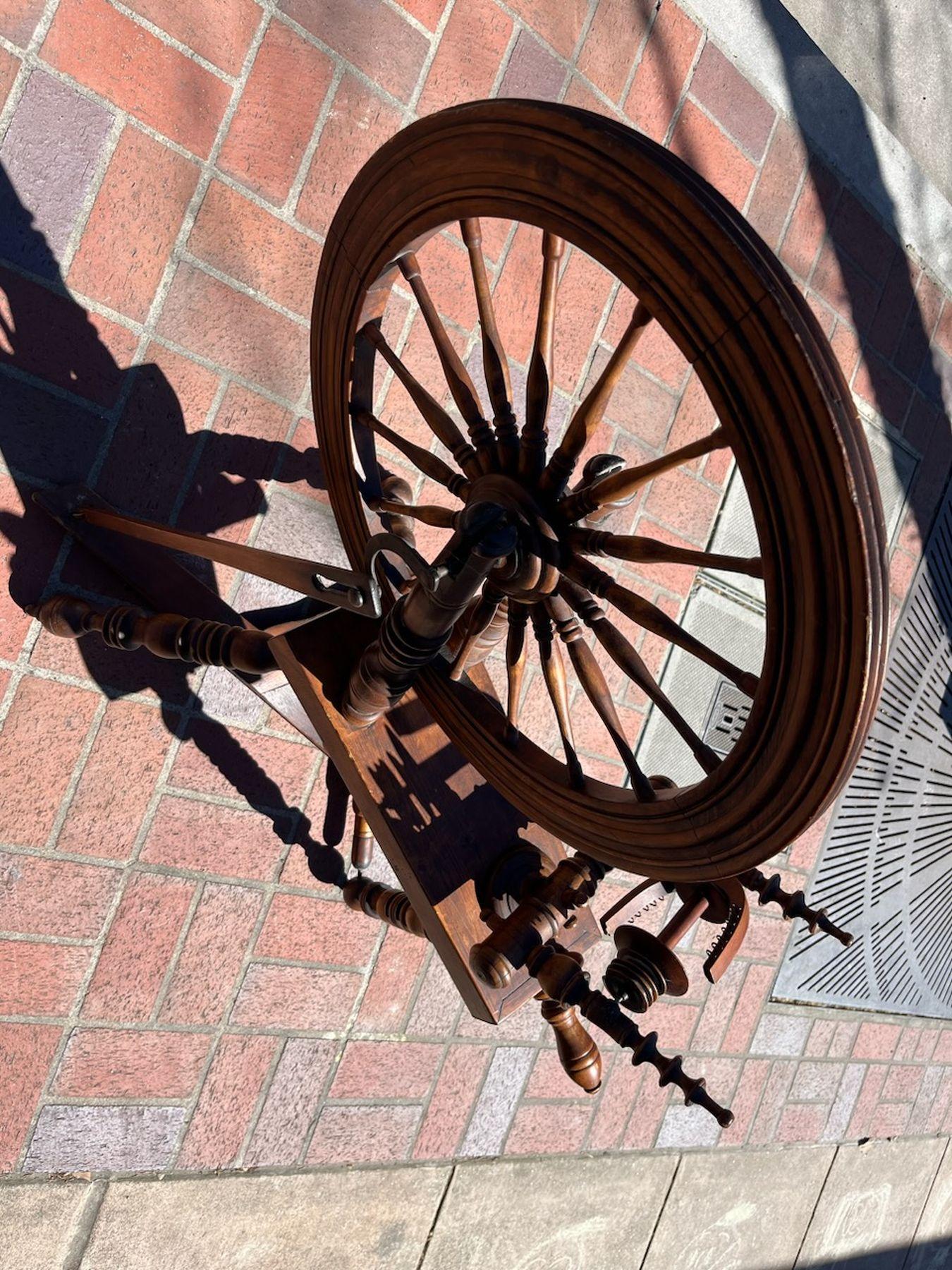 Antike 18. Jahrhundert  Spinnrad im Zustand „Gut“ im Angebot in Los Angeles, CA
