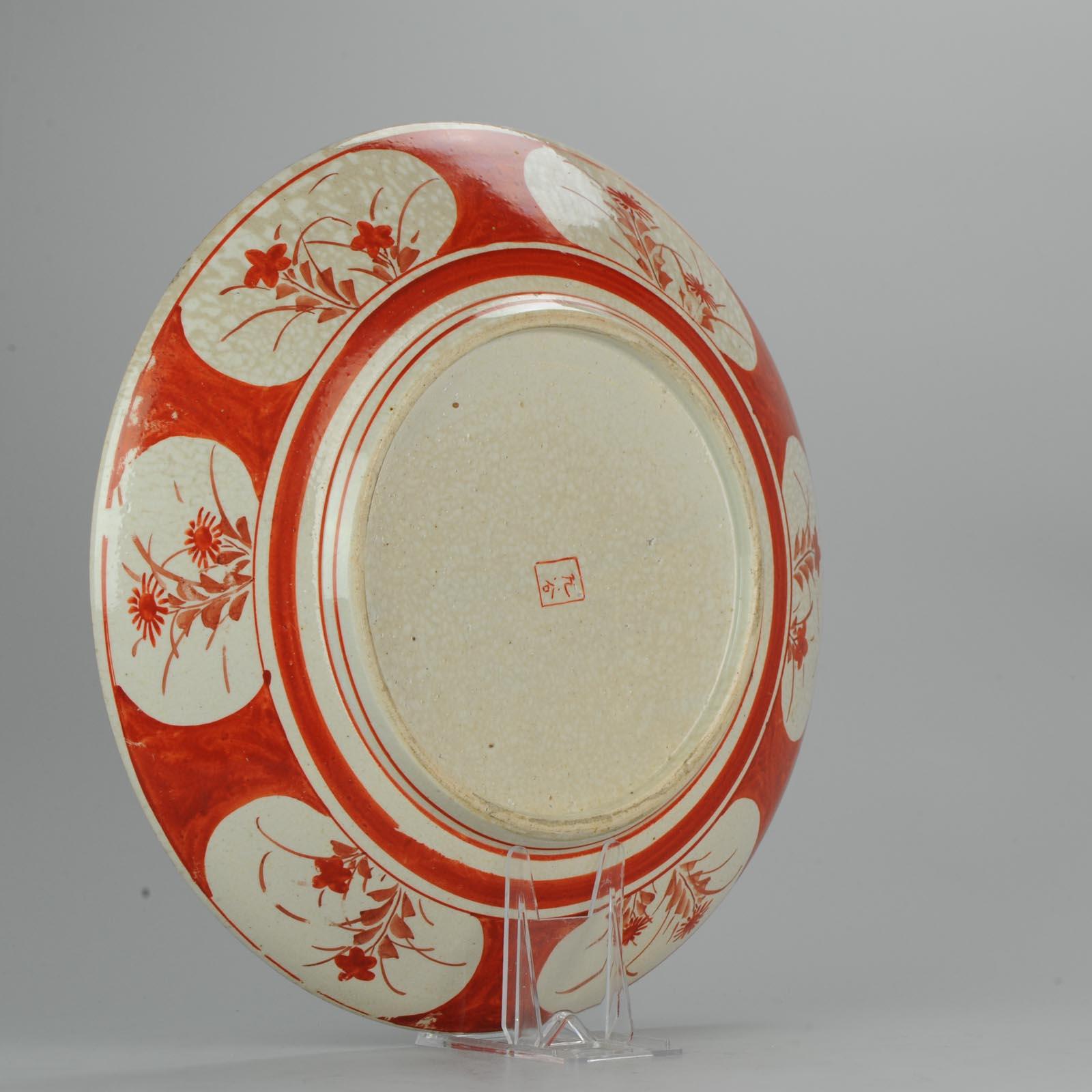 Antike japanische Kutani-Platte auf Sockel mit Vögeln, markiert, 19.-20. Jahrhundert im Zustand „Gut“ im Angebot in Amsterdam, Noord Holland