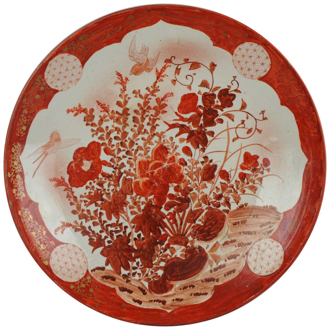 Antike japanische Kutani-Platte auf Sockel mit Vögeln, markiert, 19.-20. Jahrhundert