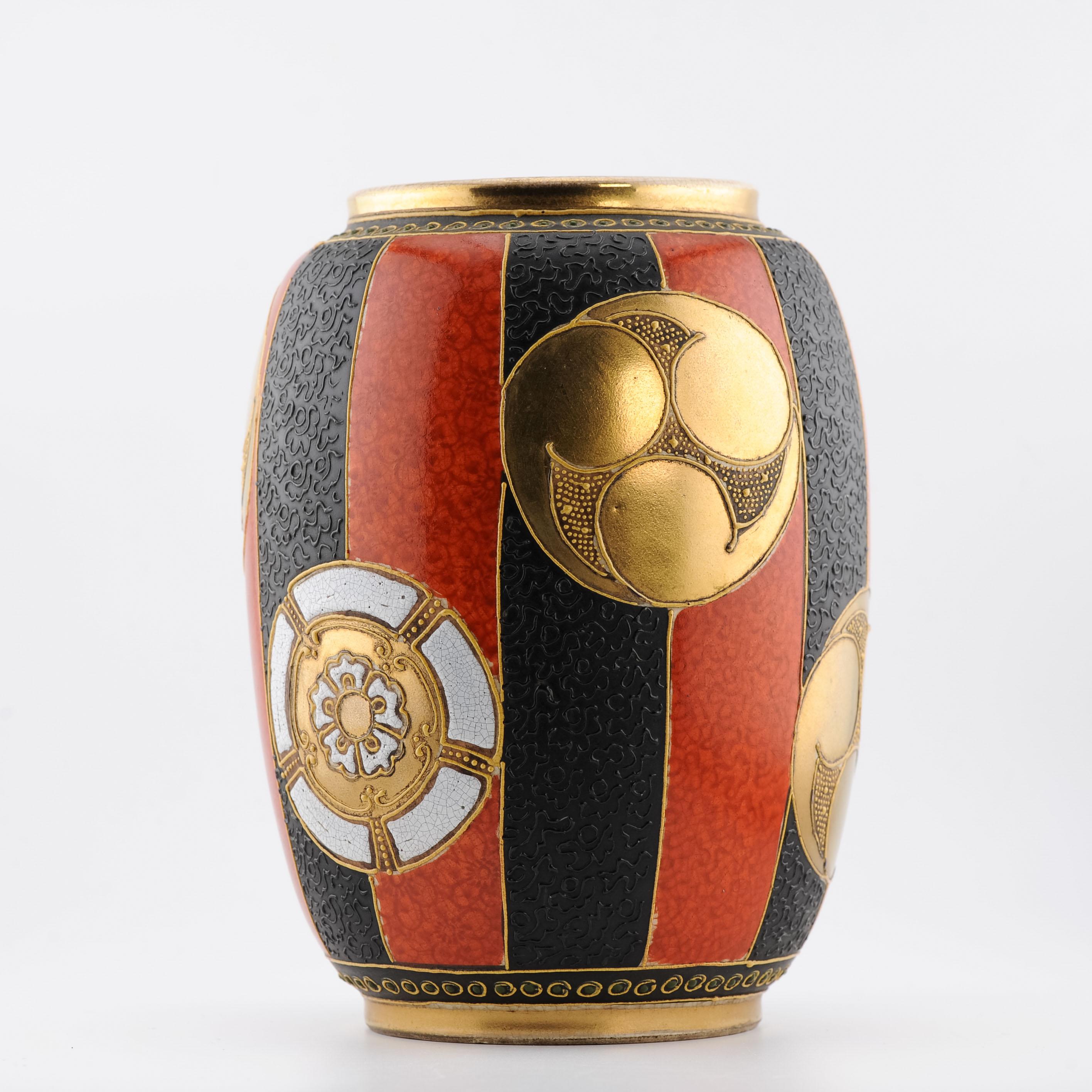
Volevo solo condividere con te questo nuovo arrivo. Un vaso giapponese di Satsuma
La base presenta un marchio che non abbiamo ancora tradotto.
Origine: Giappone
Età: XIX secolo Meiji


Condizione
Perfec. Dimensioni: 19 cm
Periodo
XIX secolo Periodo