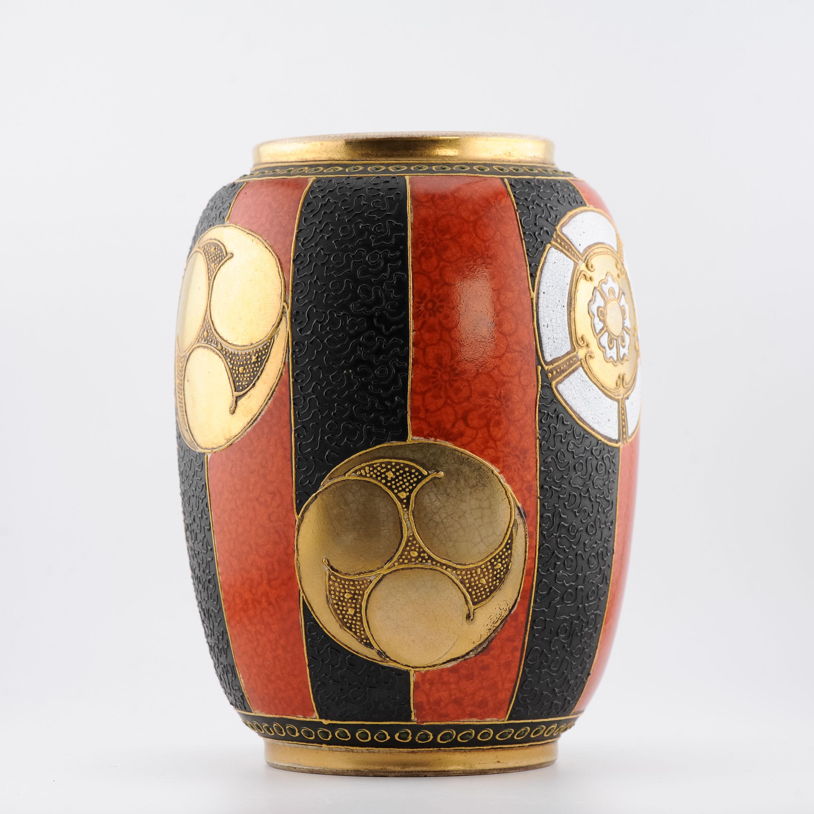 Antico vaso Satsuma giapponese del 19/20C con raro colore rosso. Giappone in vendita 1
