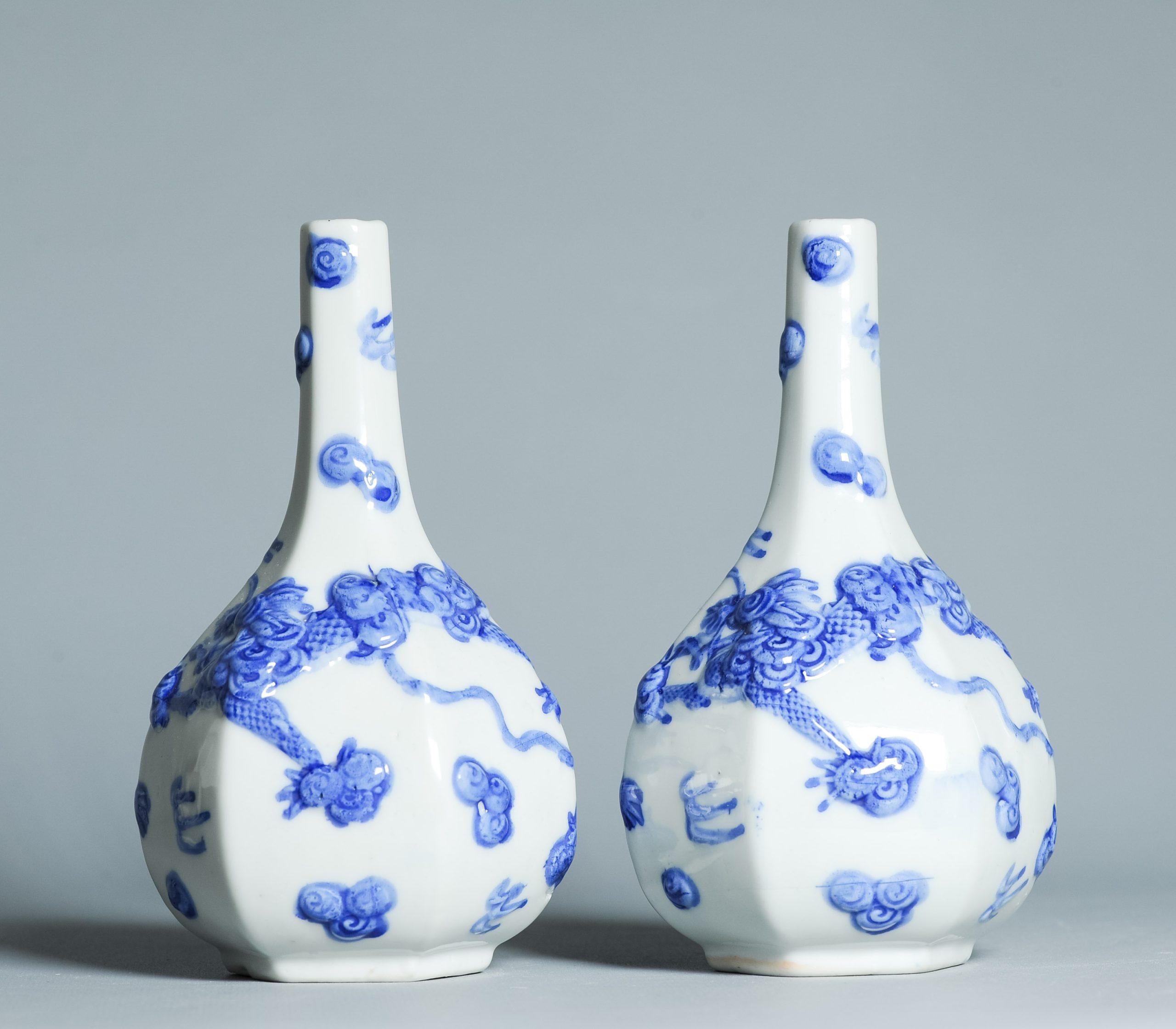 Antiguos Jarrones Hirado de Porcelana Japonesa de la época 19/20C con Dragón y Perla en venta 5