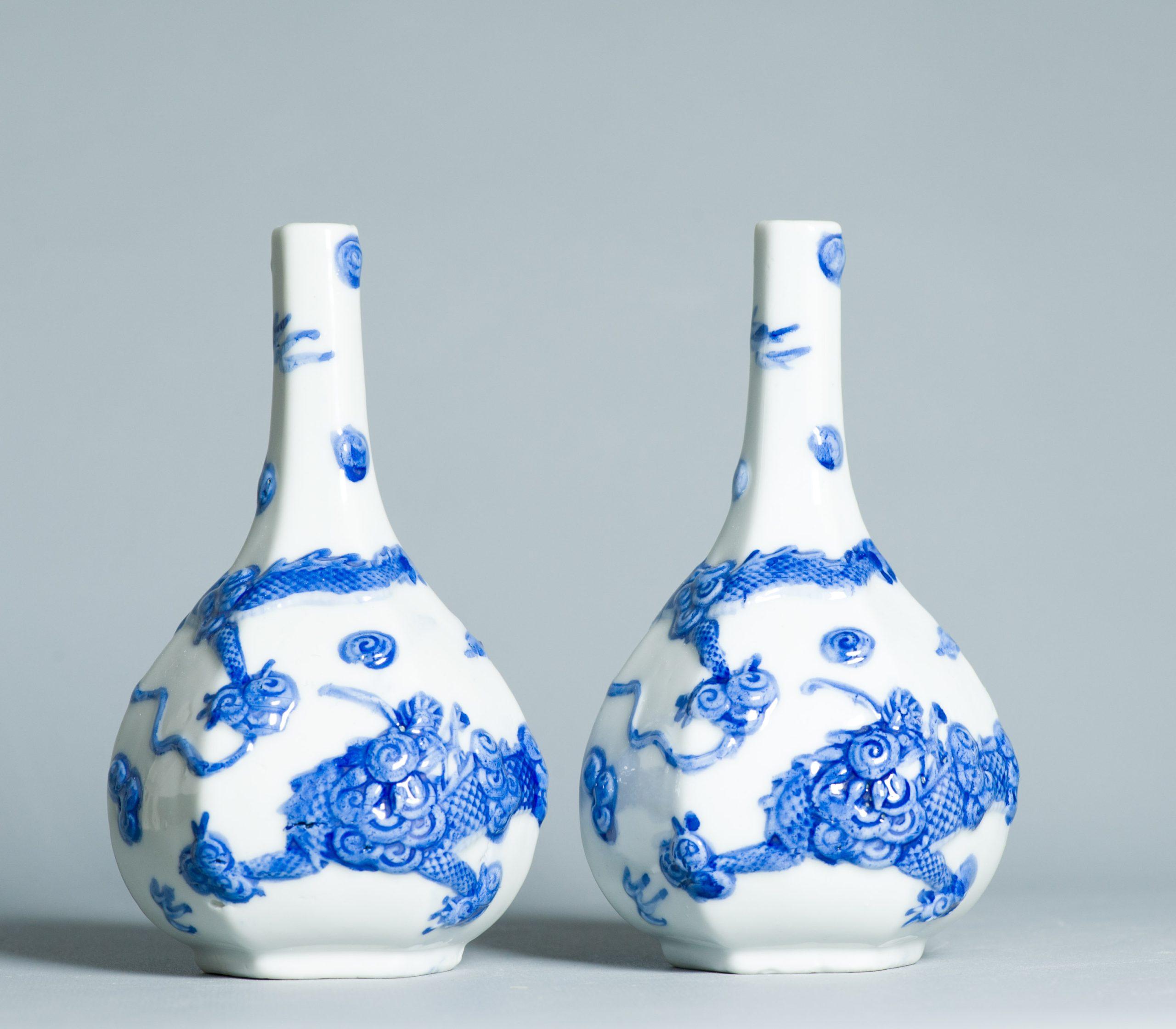 Antiguos Jarrones Hirado de Porcelana Japonesa de la época 19/20C con Dragón y Perla en venta 6