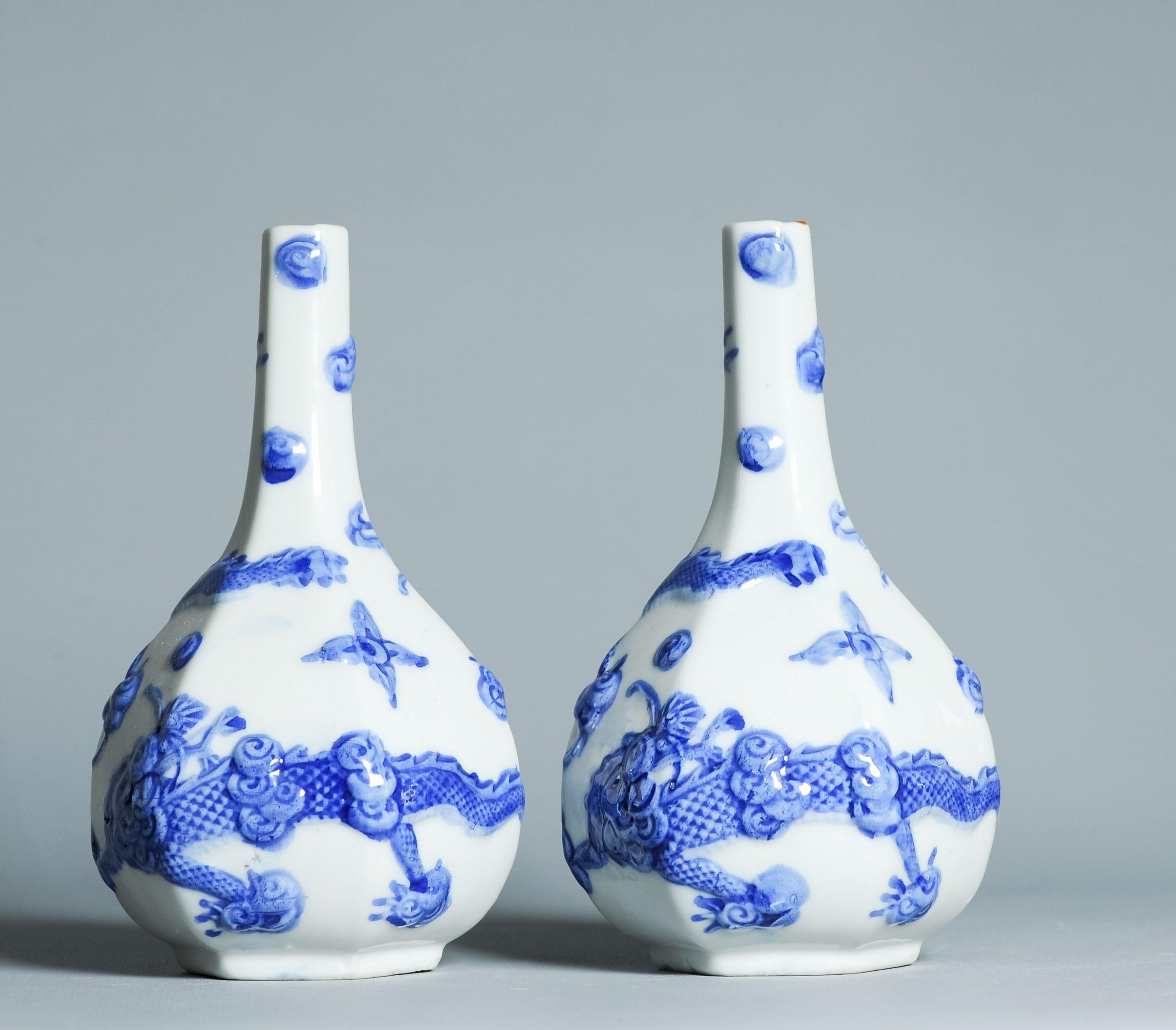 Antiguos Jarrones Hirado de Porcelana Japonesa de la época 19/20C con Dragón y Perla en venta 7