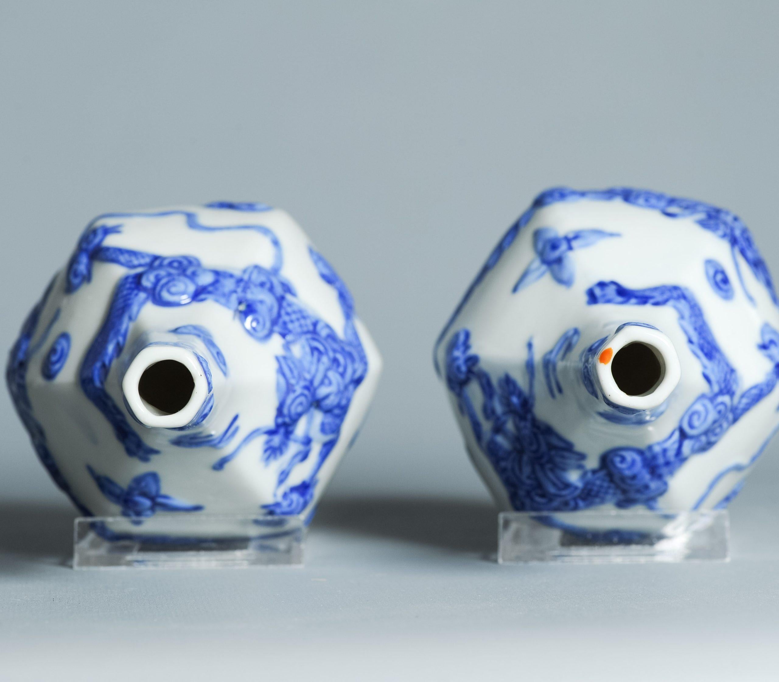 Se trata de un par de jarrones antiguos de porcelana de estilo Hirado o Hirado, probablemente del siglo XIX/20

Sobre Hirado 平戸 Ware

Los orígenes de la cerámica Hirado (también llamada 