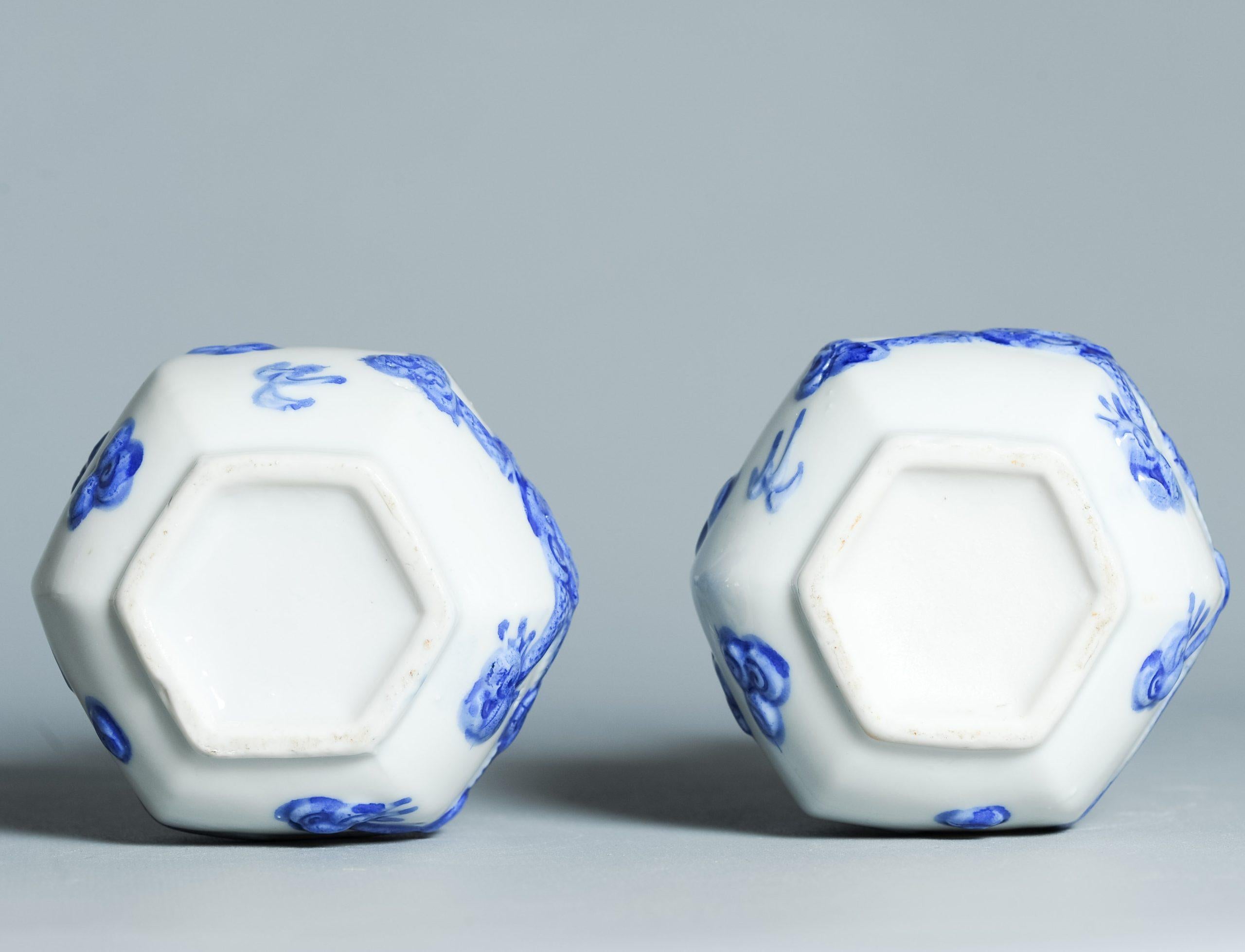 Antiguos Jarrones Hirado de Porcelana Japonesa de la época 19/20C con Dragón y Perla Edo en venta