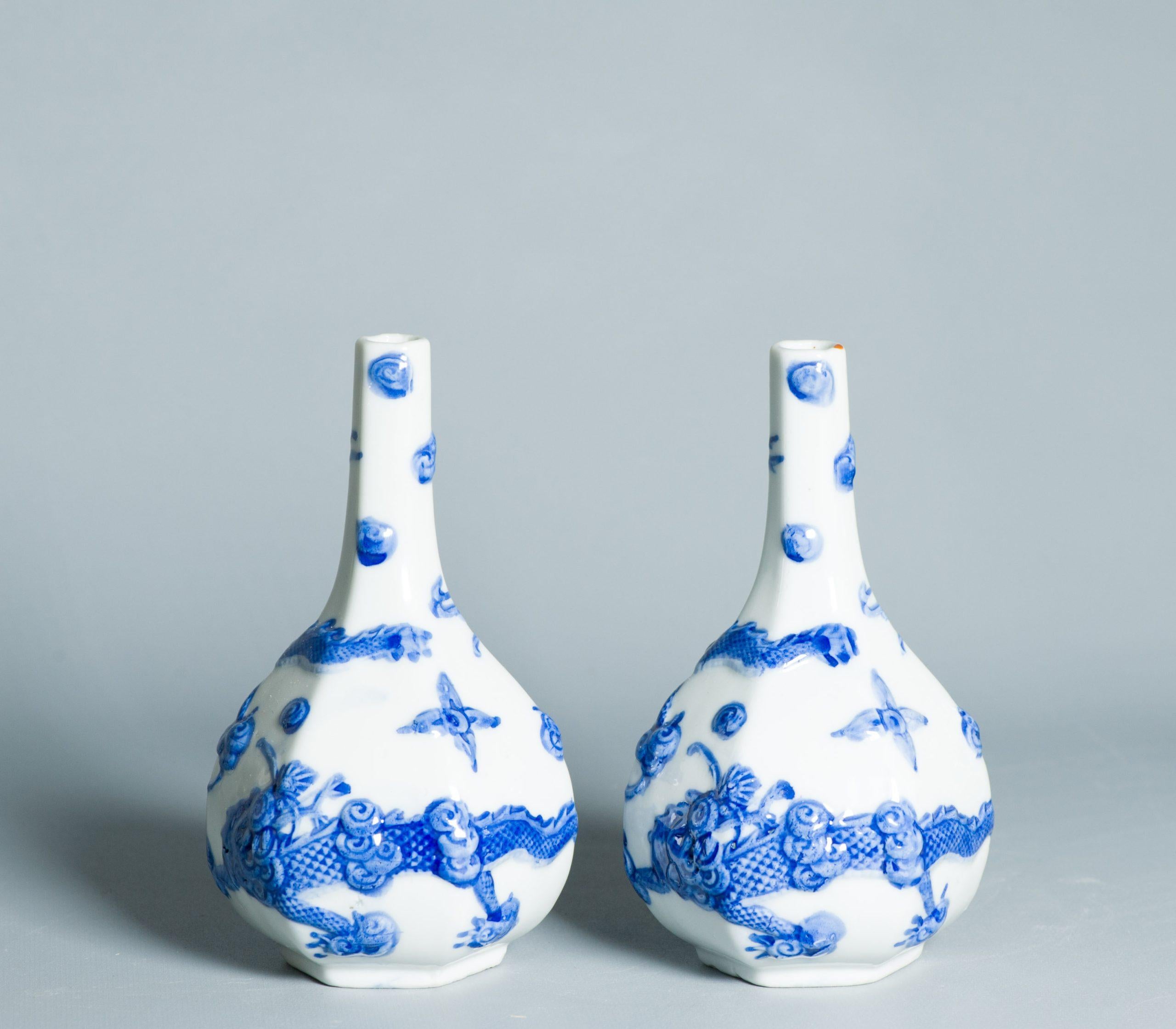 Antiguos Jarrones Hirado de Porcelana Japonesa de la época 19/20C con Dragón y Perla en Bueno estado para la venta en Amsterdam, Noord Holland