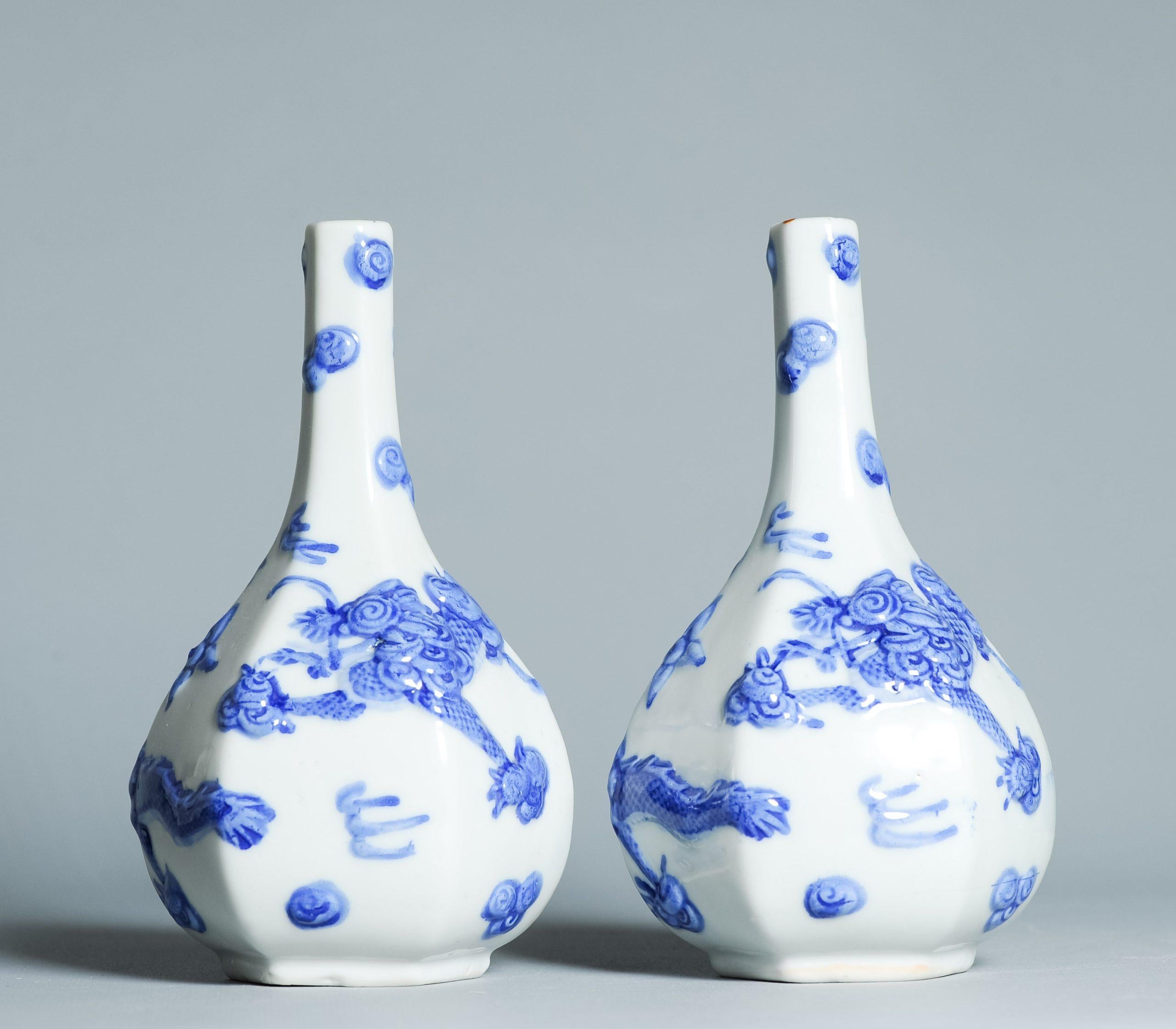 Antiguos Jarrones Hirado de Porcelana Japonesa de la época 19/20C con Dragón y Perla siglo XIX en venta