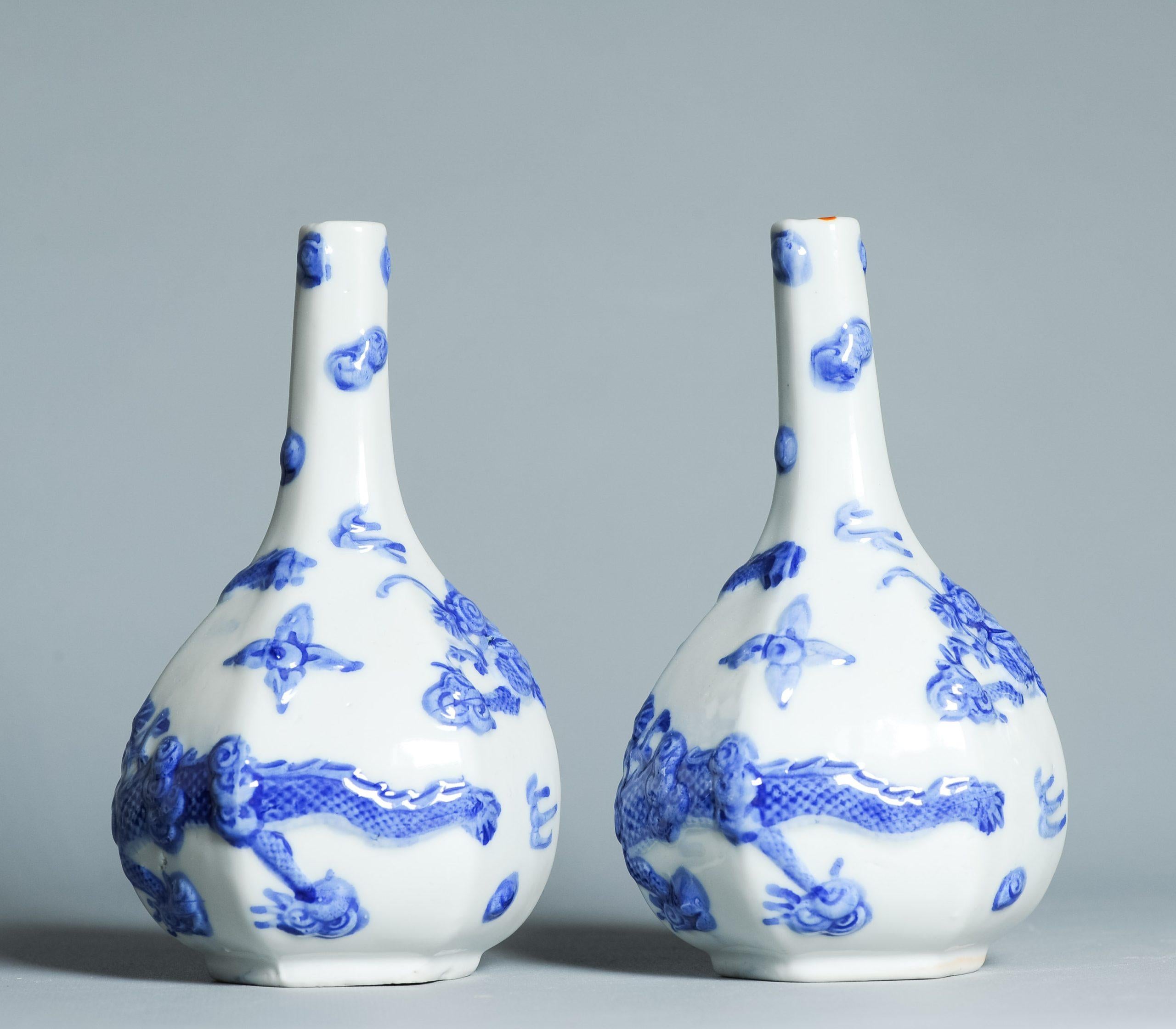 Antiguos Jarrones Hirado de Porcelana Japonesa de la época 19/20C con Dragón y Perla en venta 1