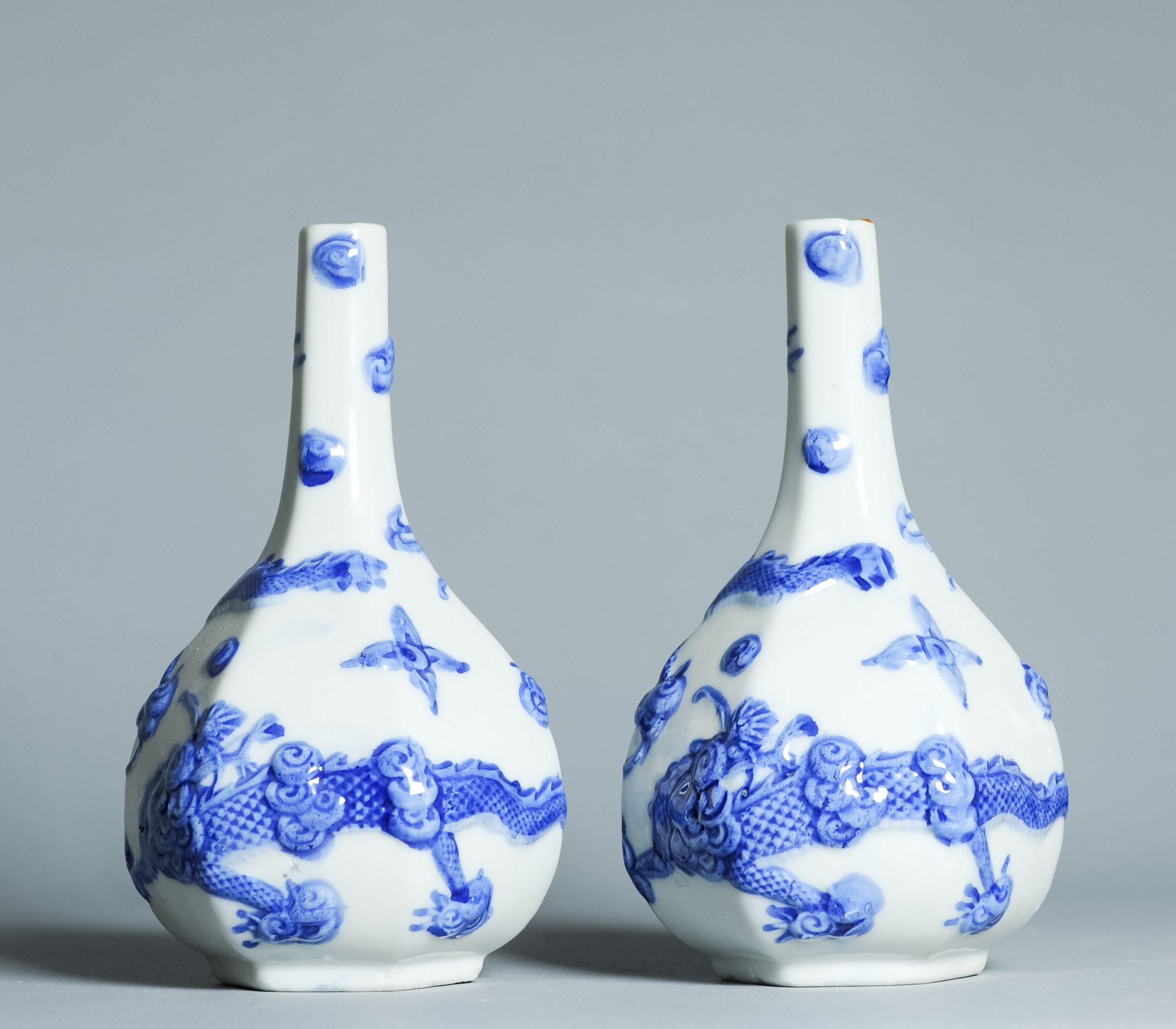 Antiguos Jarrones Hirado de Porcelana Japonesa de la época 19/20C con Dragón y Perla en venta 2