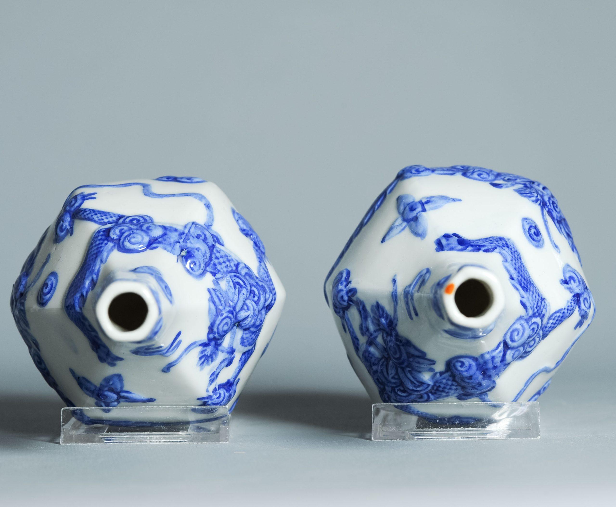Antiguos Jarrones Hirado de Porcelana Japonesa de la época 19/20C con Dragón y Perla en venta 3