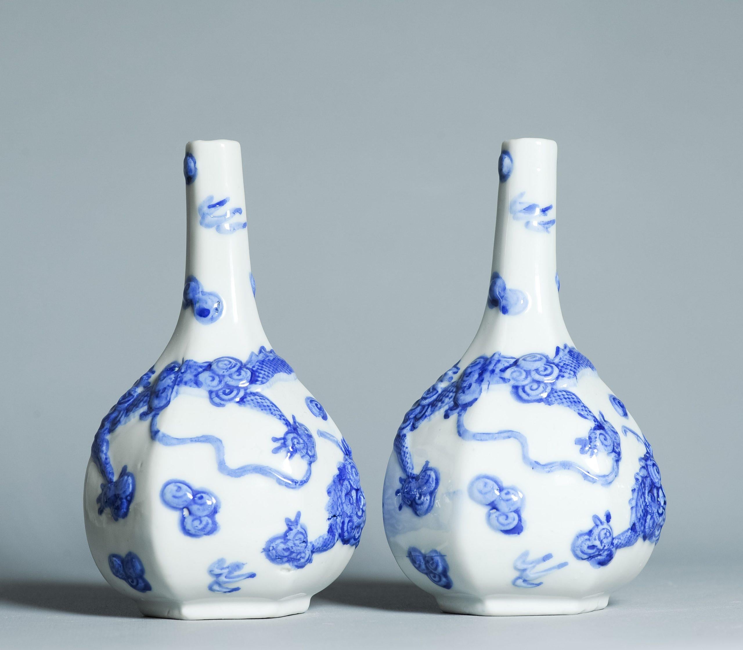 Antiguos Jarrones Hirado de Porcelana Japonesa de la época 19/20C con Dragón y Perla en venta 4