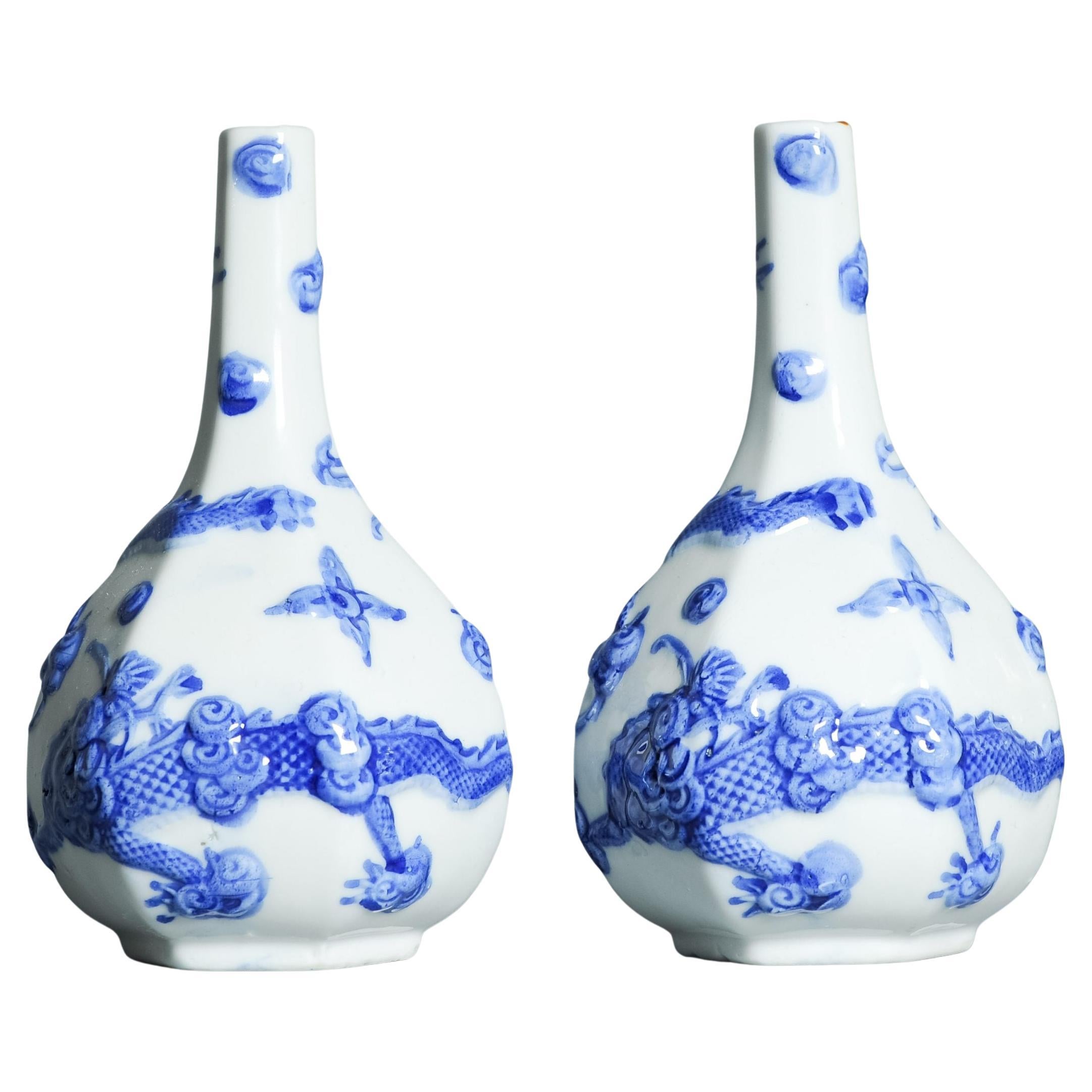 Antiguos Jarrones Hirado de Porcelana Japonesa de la época 19/20C con Dragón y Perla en venta