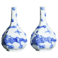 Antiguos Jarrones Hirado de Porcelana Japonesa de la época 19/20C con Dragón y Perla