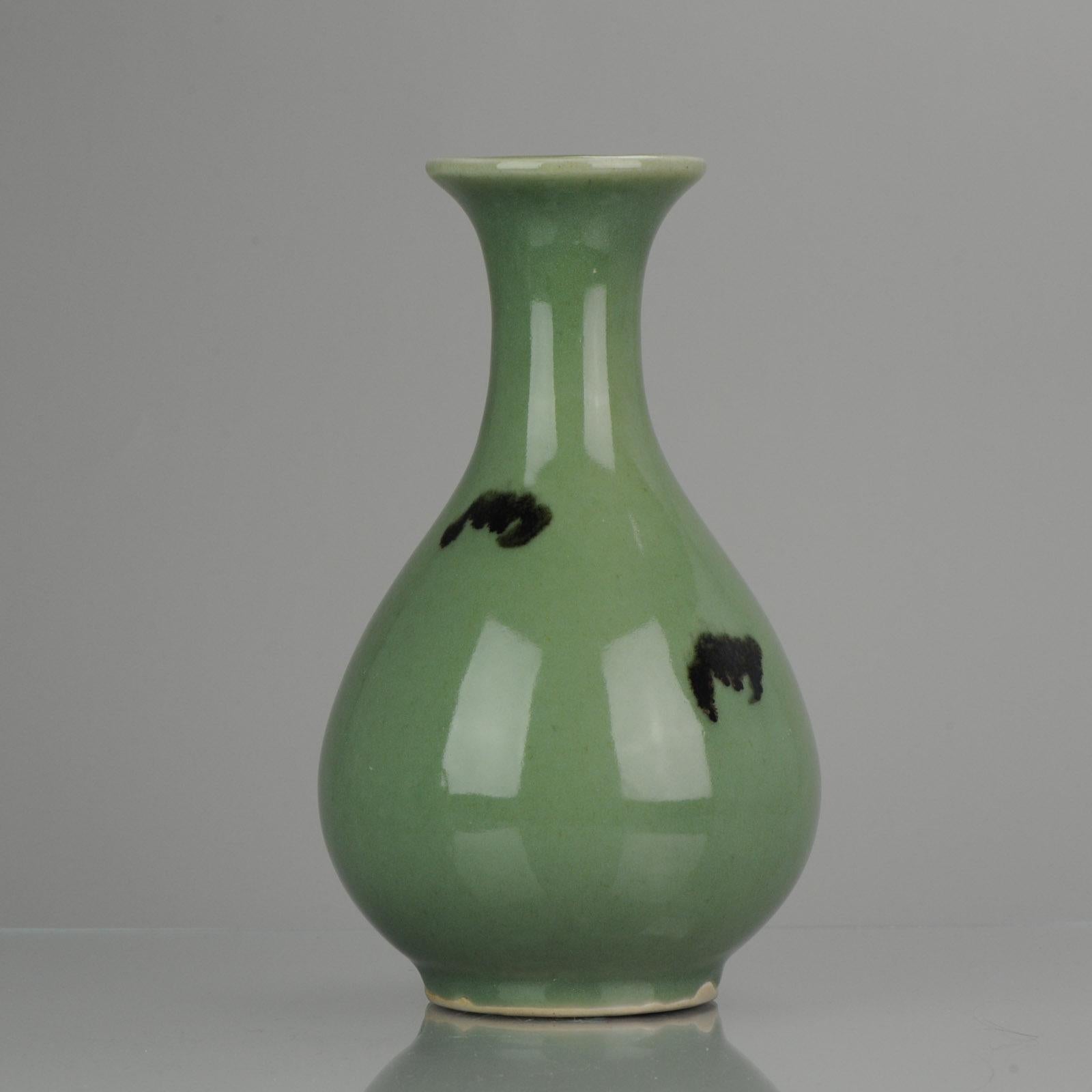 Antique 19/20th Century Chinese Porcelain Vase Apple Green Bats In Excellent Condition In Amsterdam, Noord Holland
