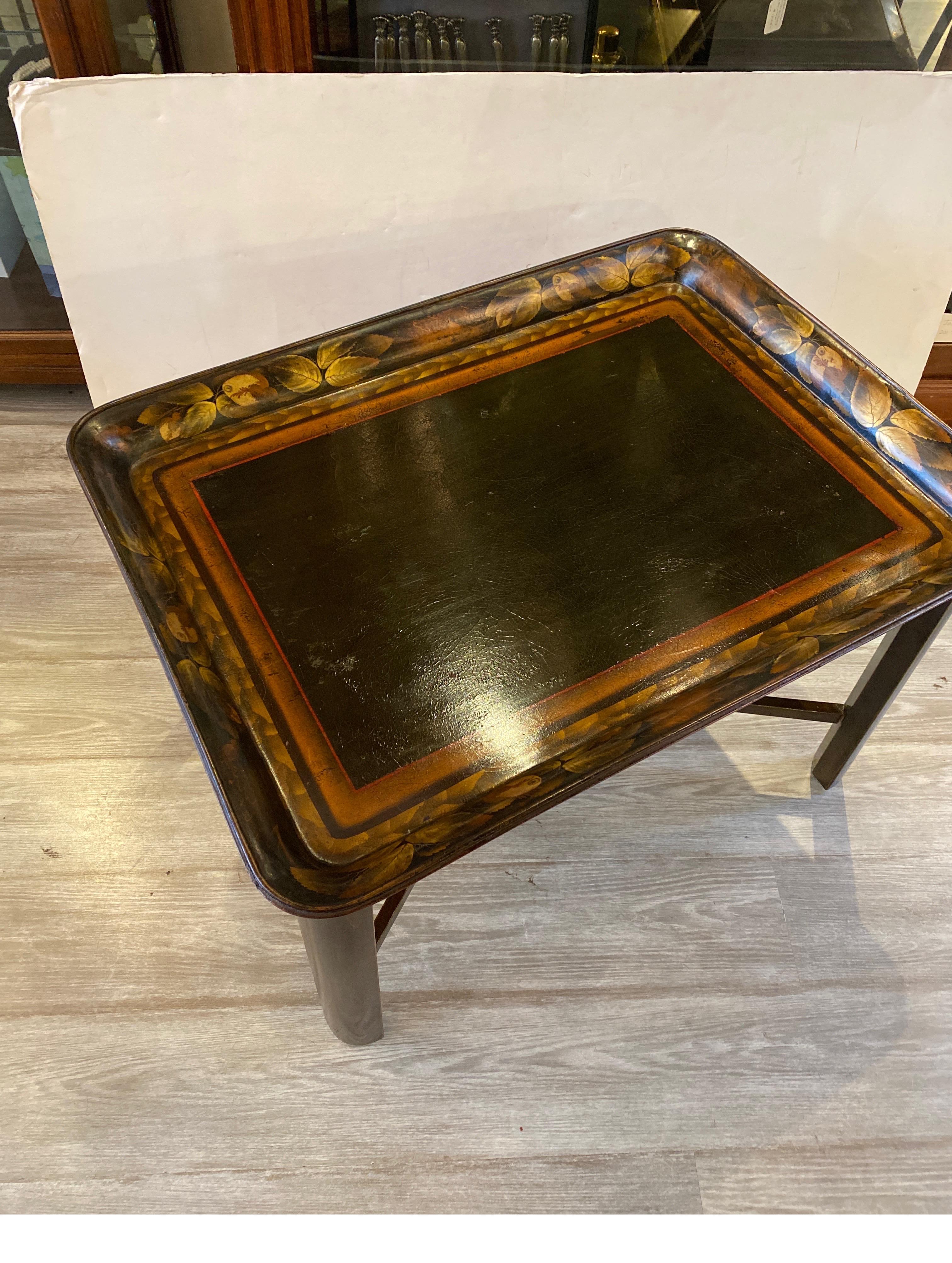 Un plateau en papier mâché des années 1870, doré et décoré, avec une base en bois foncé personnalisée plus tard. La table à plateau avec le plateau s'insérant dans la base personnalisée. Peut être retiré et utilisé pour le service.
