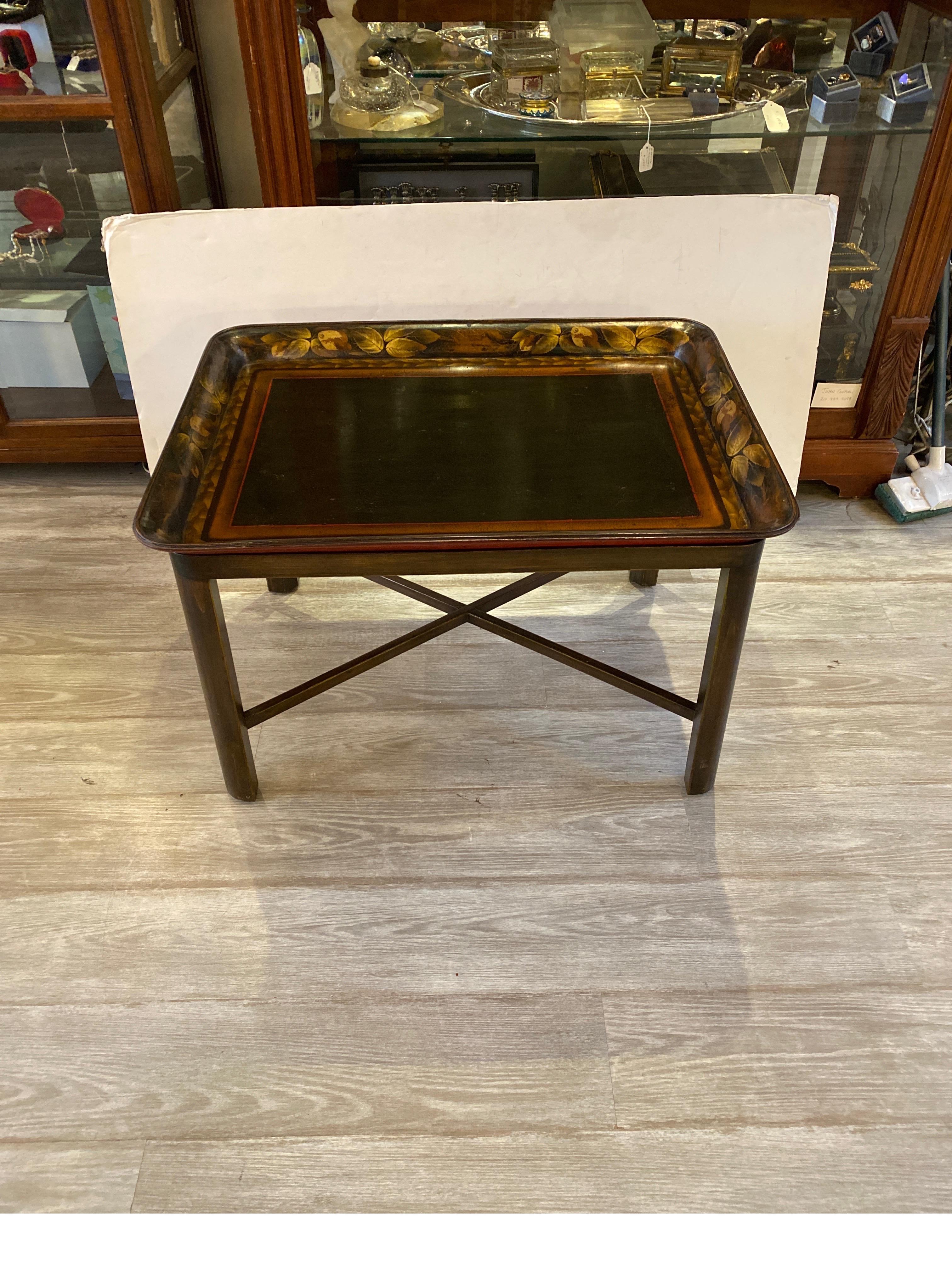 Ancienne table à plateau anglaise du 19ème siècle en papier mâché Bon état - En vente à Lambertville, NJ