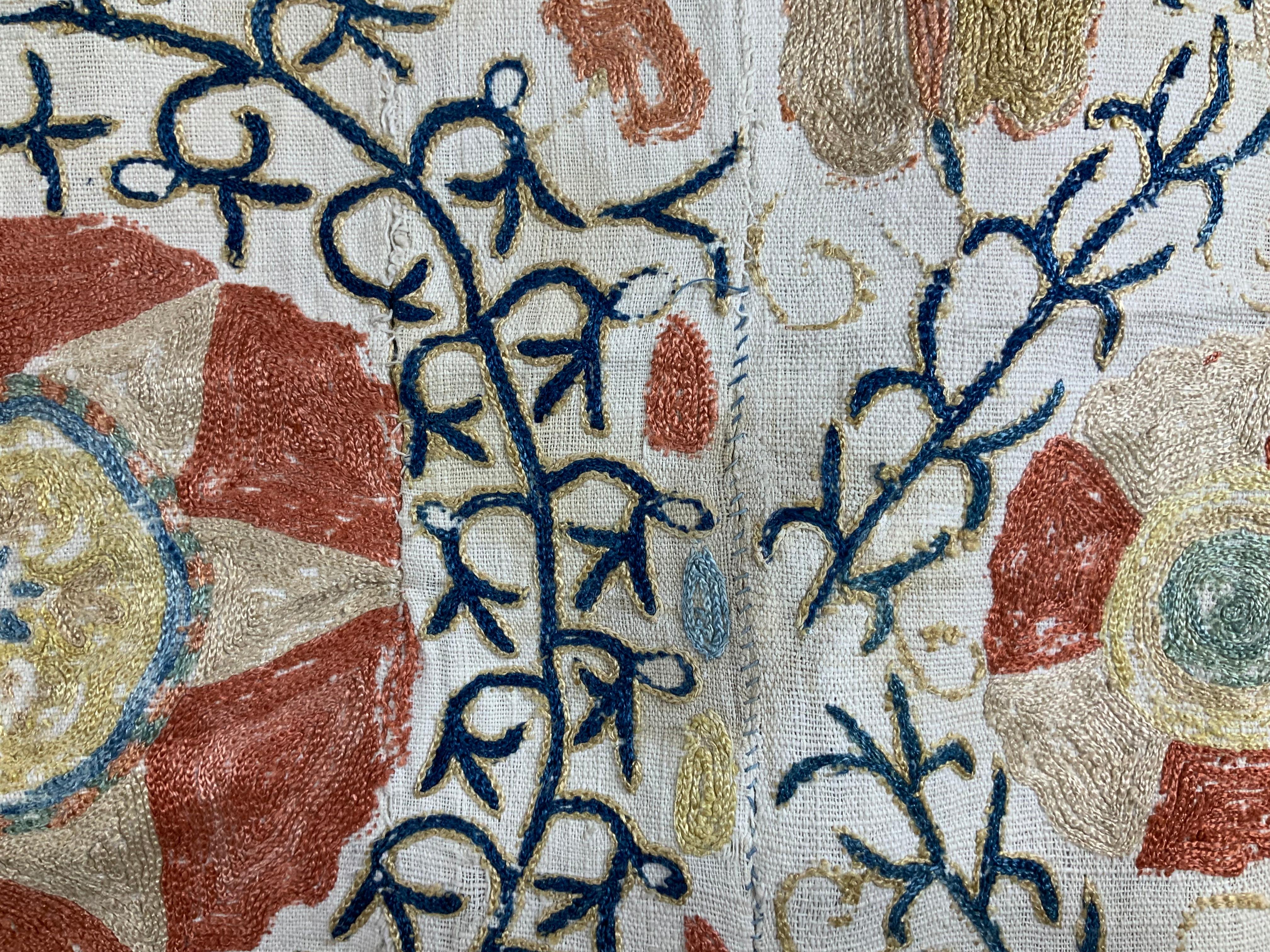 Antiker Suzani-Wandbehang aus dem 19. Jahrhundert im Angebot 9