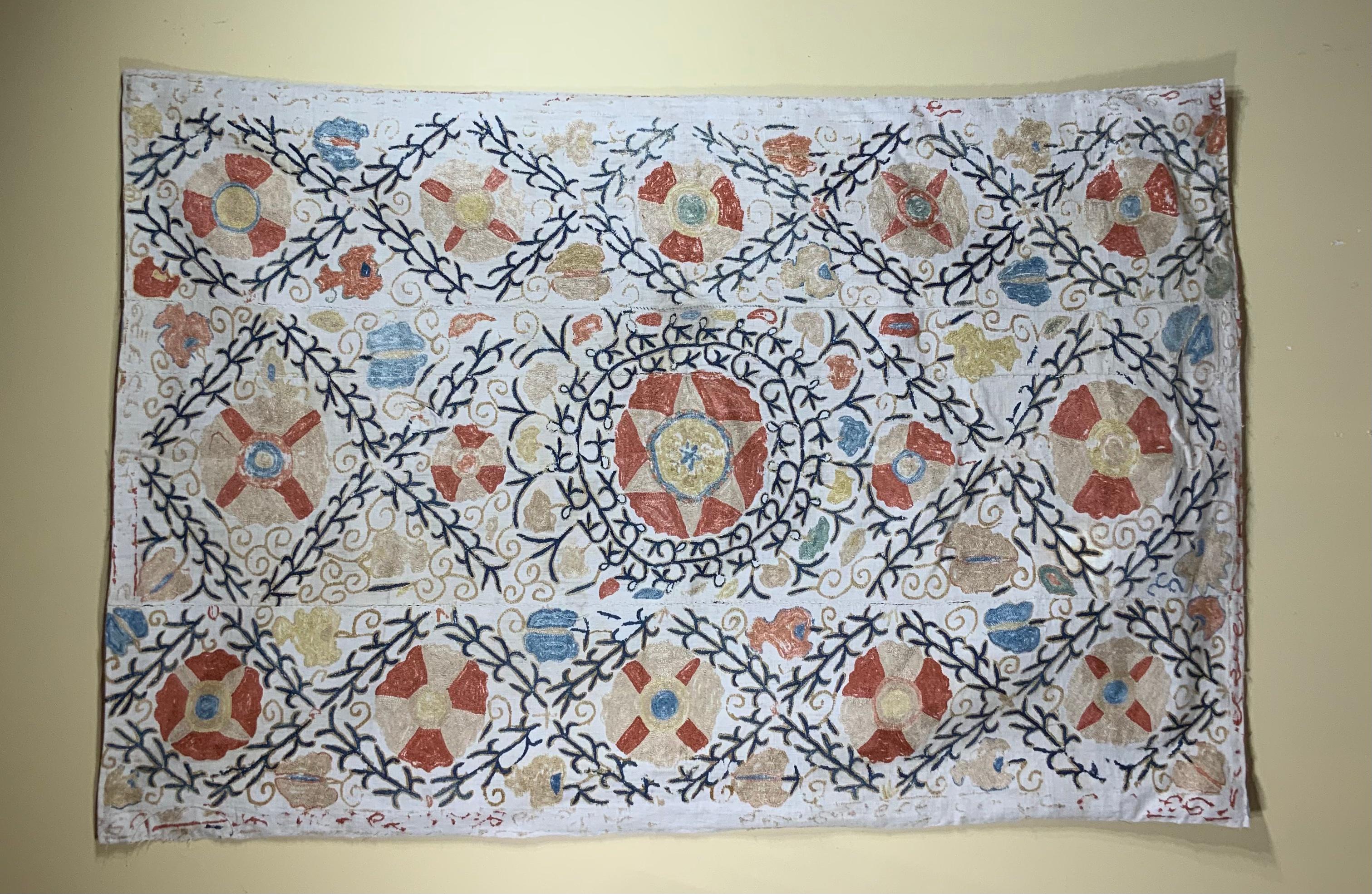 Antikes Suzani-Textil aus handgestickter Seide mit komplizierten Ranken- und Blumenmotiven auf einem handgewebten Baumwollgrund. Professionell gereinigt und restauriert, mit feinem Baumwollstoff hinterlegt.
Kann als Wandbehang oder auf einem Tisch