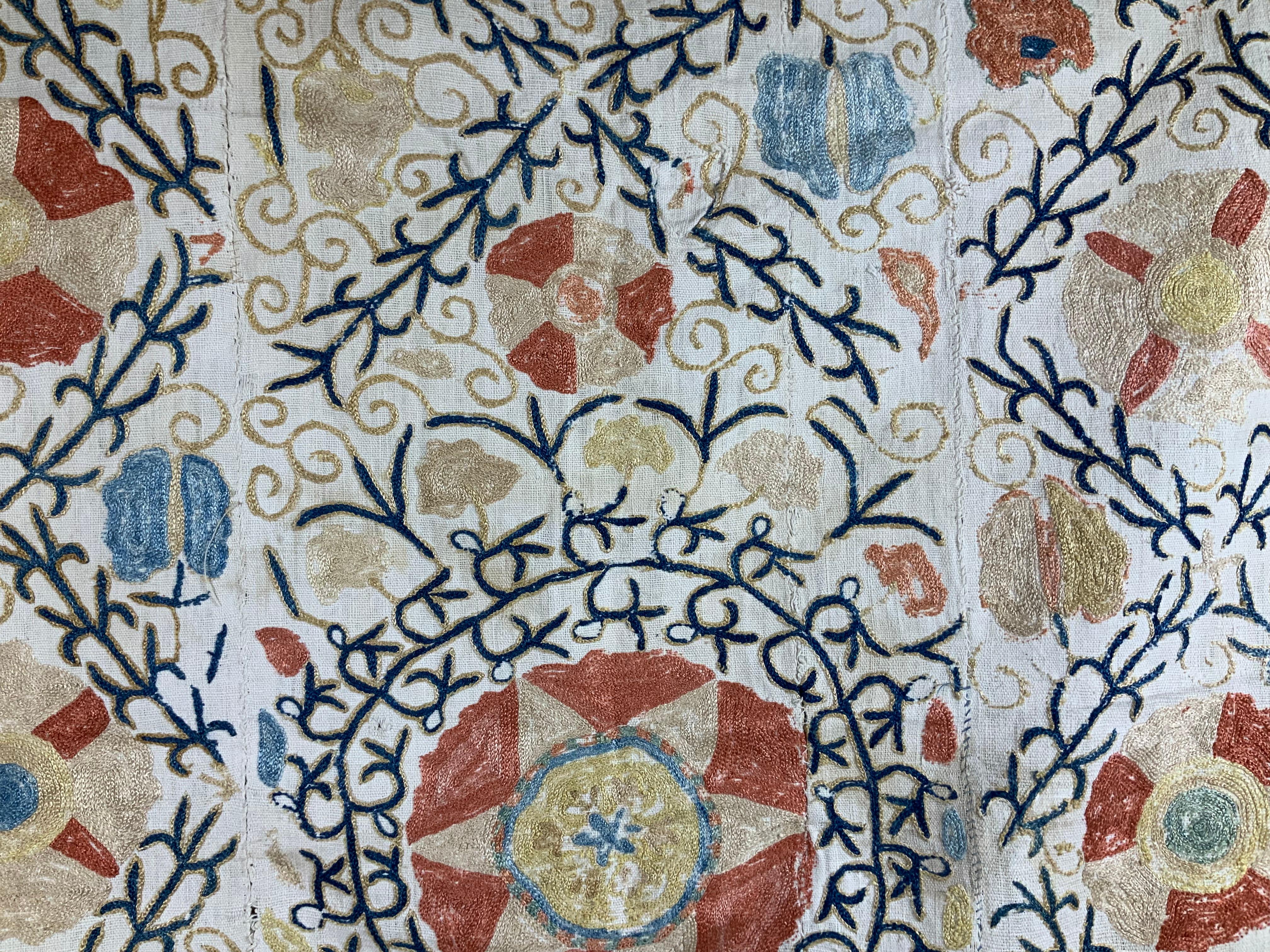 Antiker Suzani-Wandbehang aus dem 19. Jahrhundert im Angebot 2