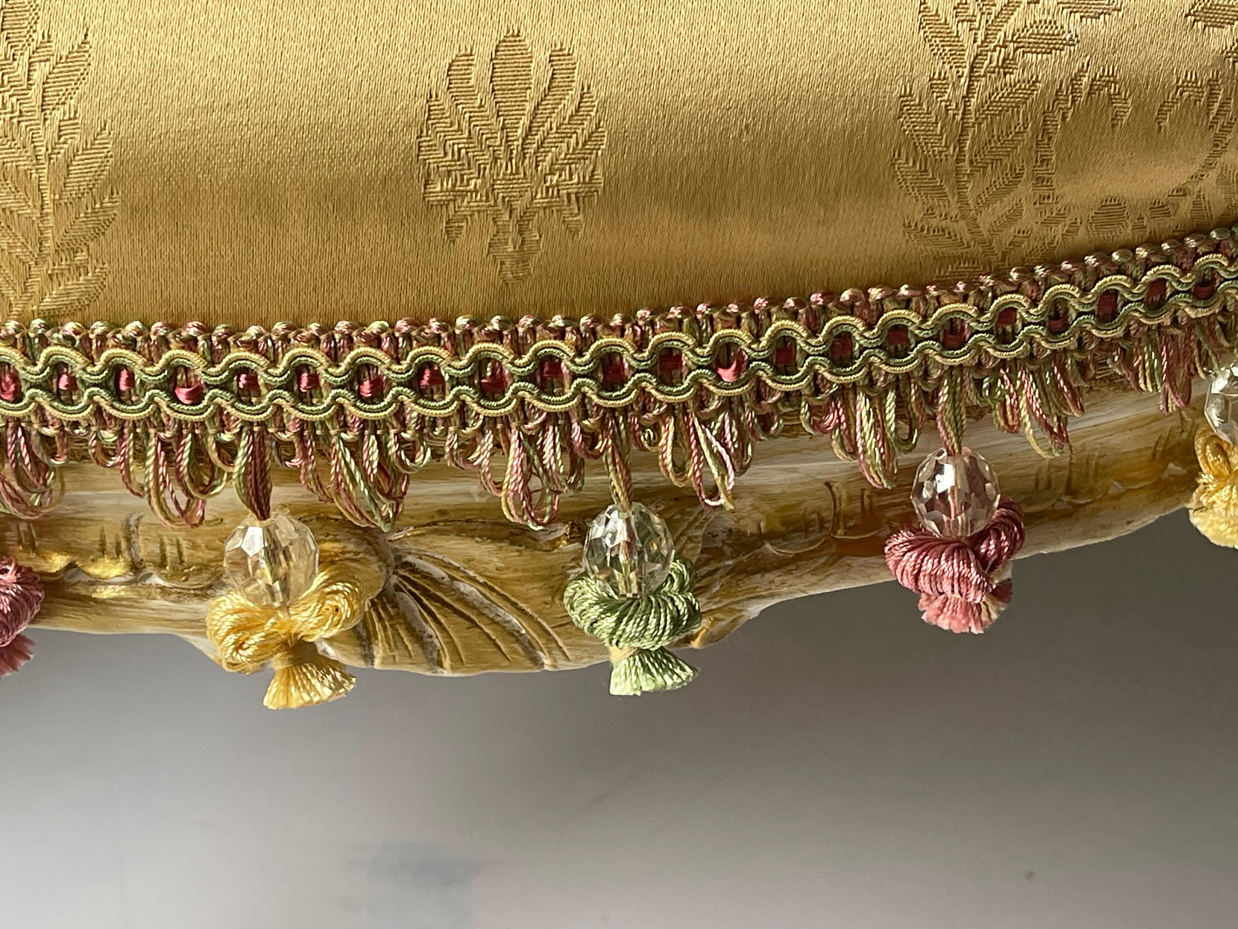 Noyer Antique A.I.C. French Louis XVI avec embellissements en vente