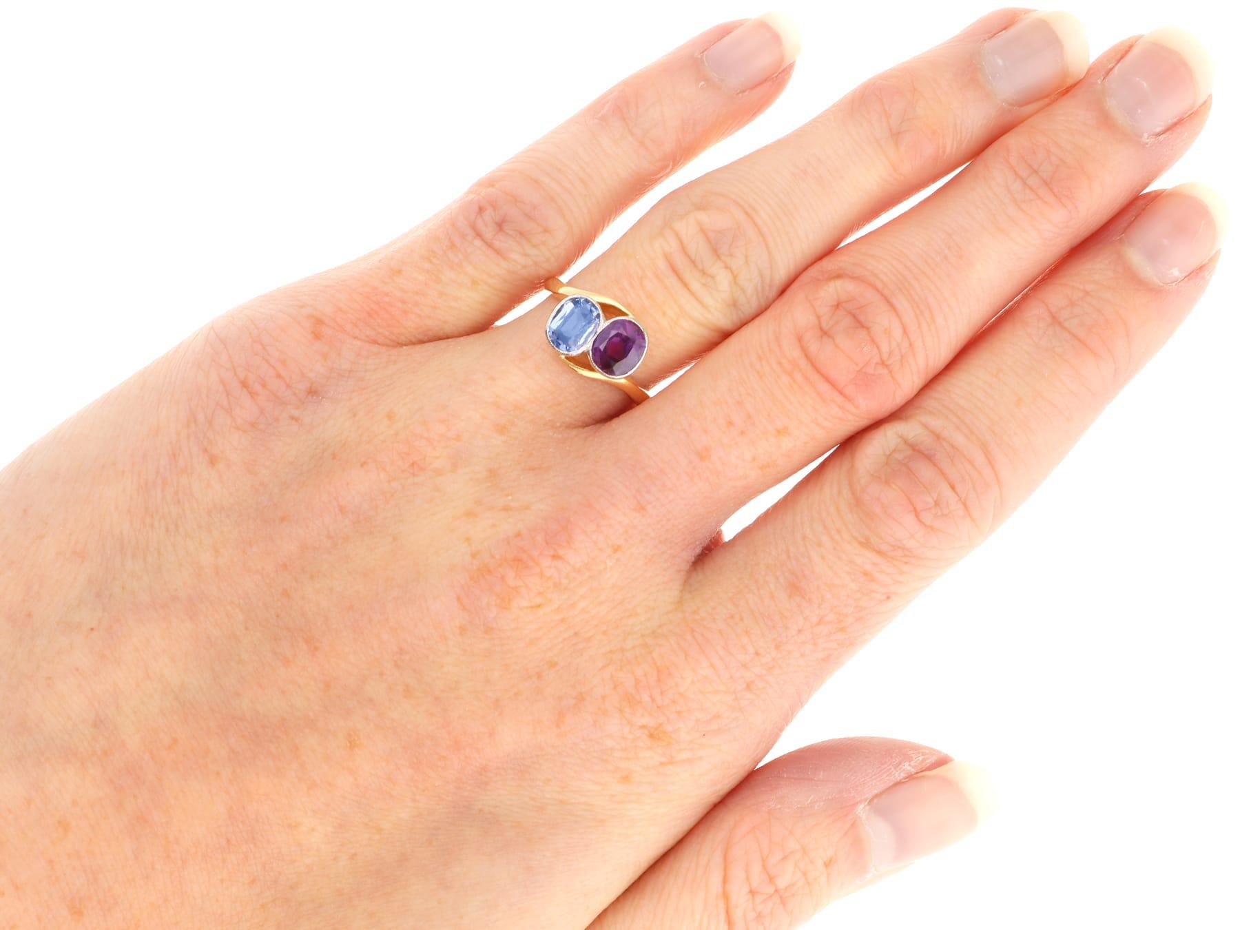 Ancienne bague torsadée en or jaune 18k de 1,90 carat de saphir rose et bleu Circa 1905 en vente 7