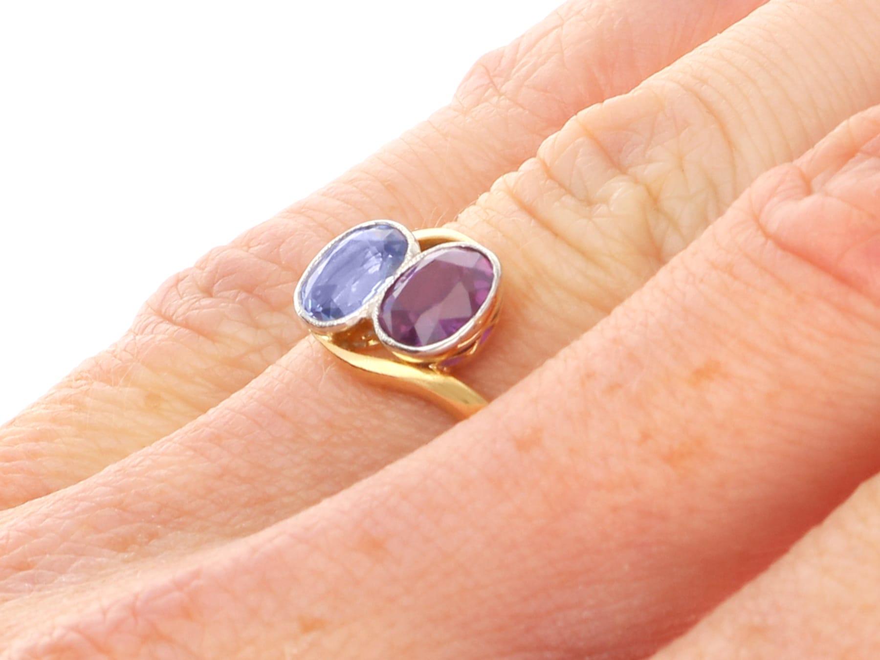 Ancienne bague torsadée en or jaune 18k de 1,90 carat de saphir rose et bleu Circa 1905 en vente 8