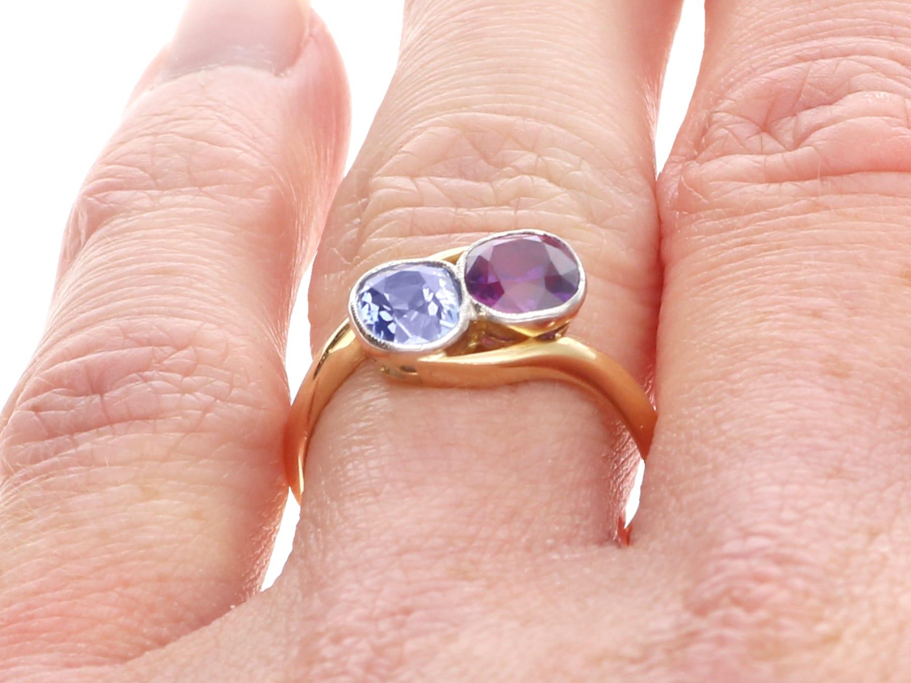 Ancienne bague torsadée en or jaune 18k de 1,90 carat de saphir rose et bleu Circa 1905 en vente 9