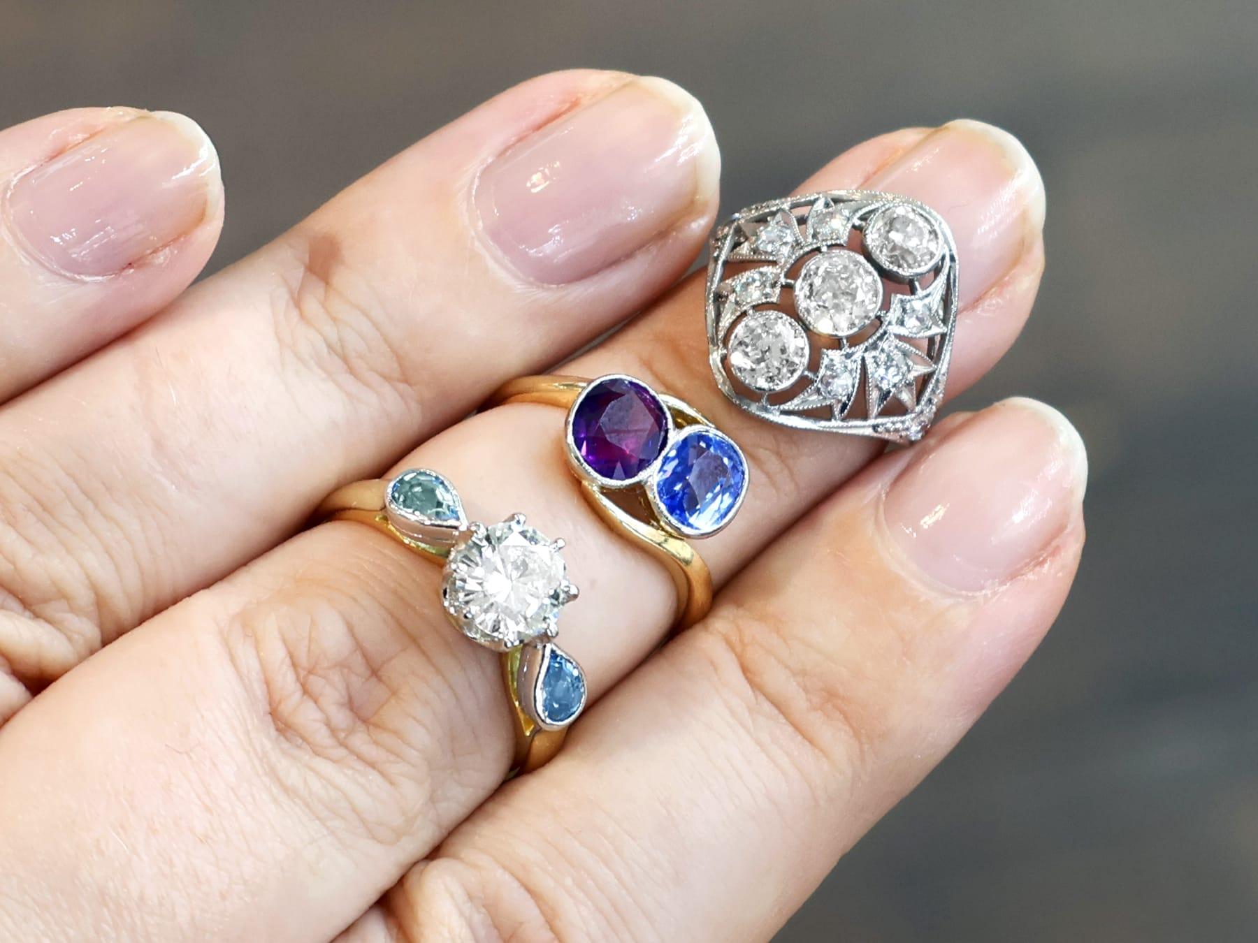 Ancienne bague torsadée en or jaune 18k de 1,90 carat de saphir rose et bleu Circa 1905 Excellent état - En vente à Jesmond, Newcastle Upon Tyne