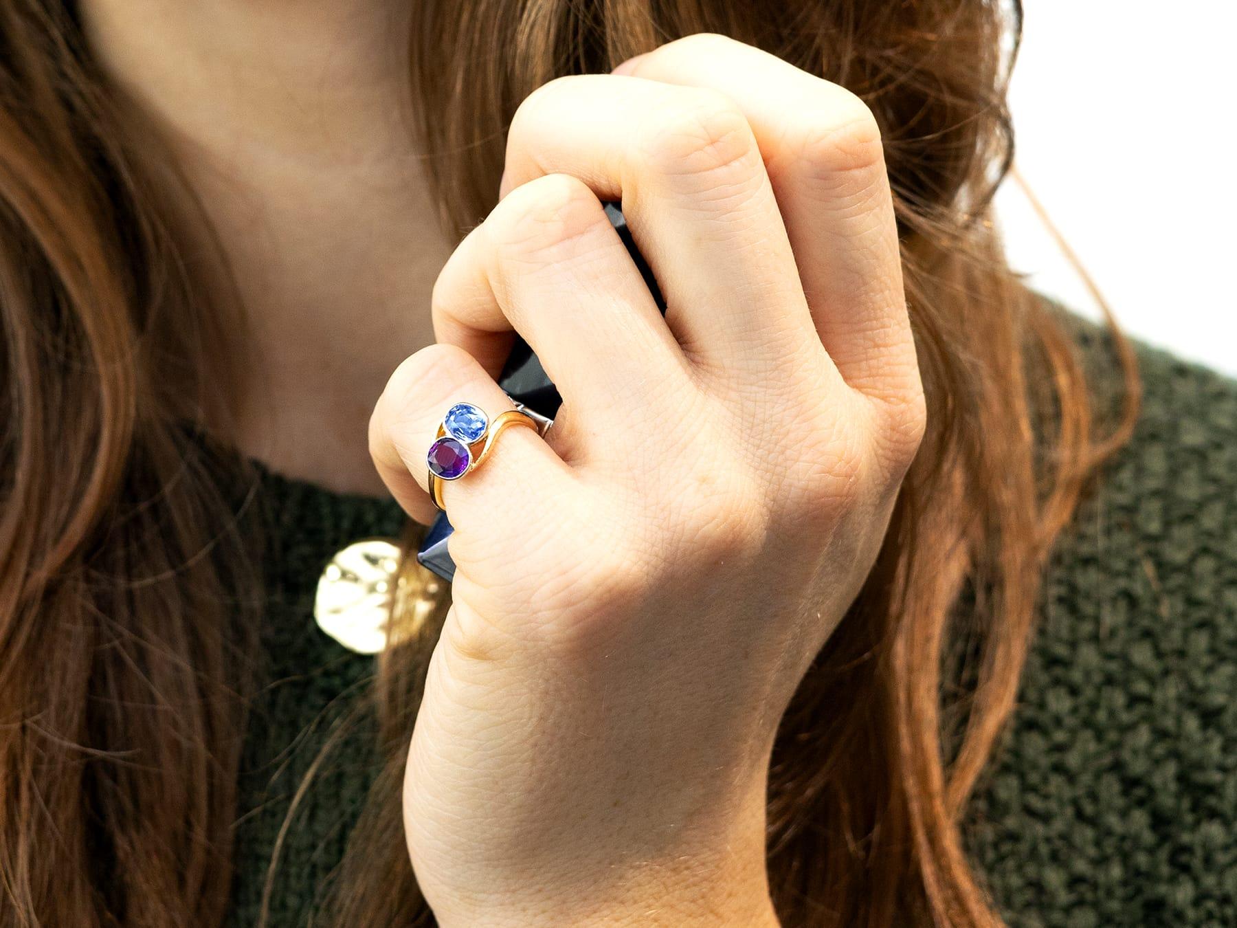 Ancienne bague torsadée en or jaune 18k de 1,90 carat de saphir rose et bleu Circa 1905 en vente 1