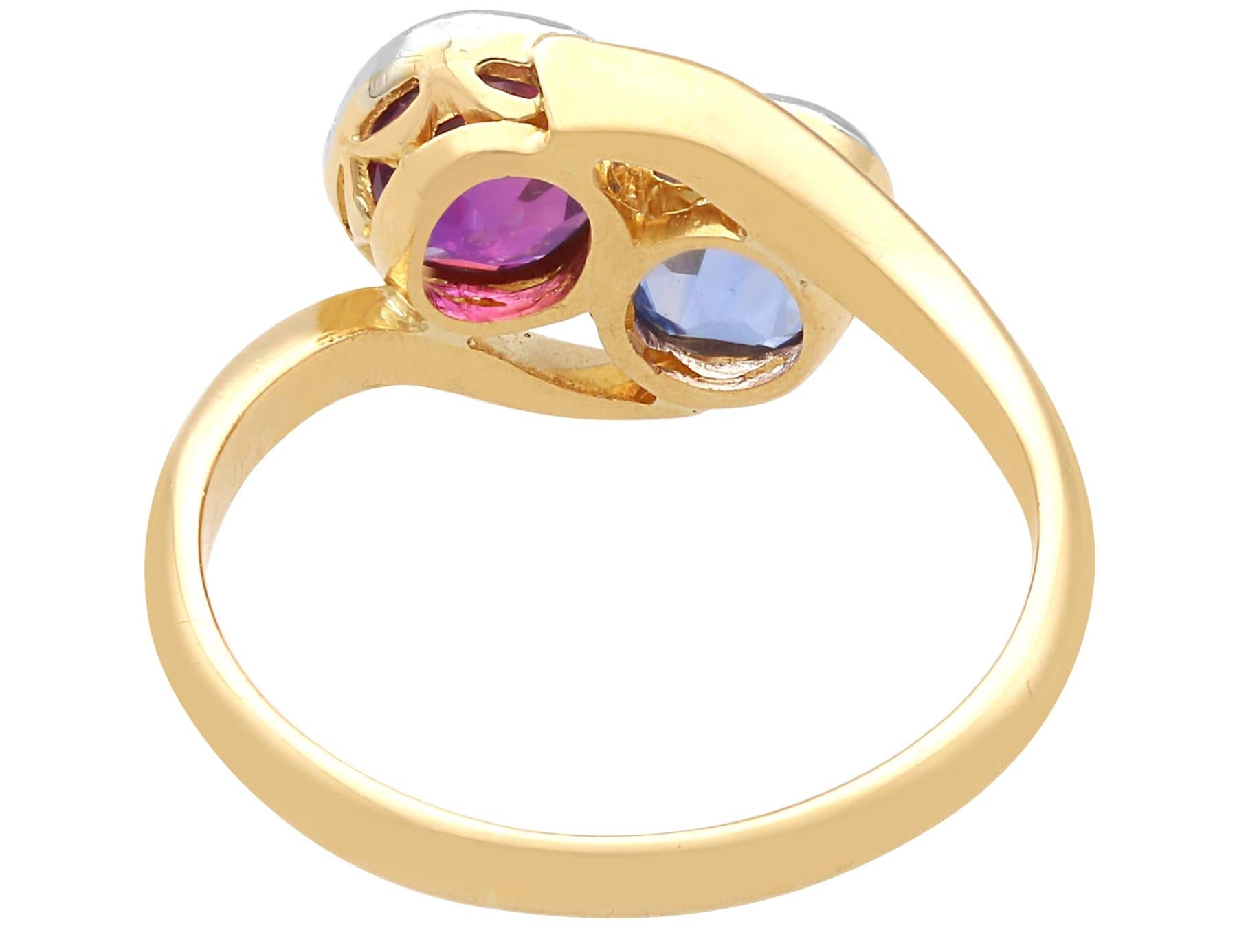 Ancienne bague torsadée en or jaune 18k de 1,90 carat de saphir rose et bleu Circa 1905 en vente 3