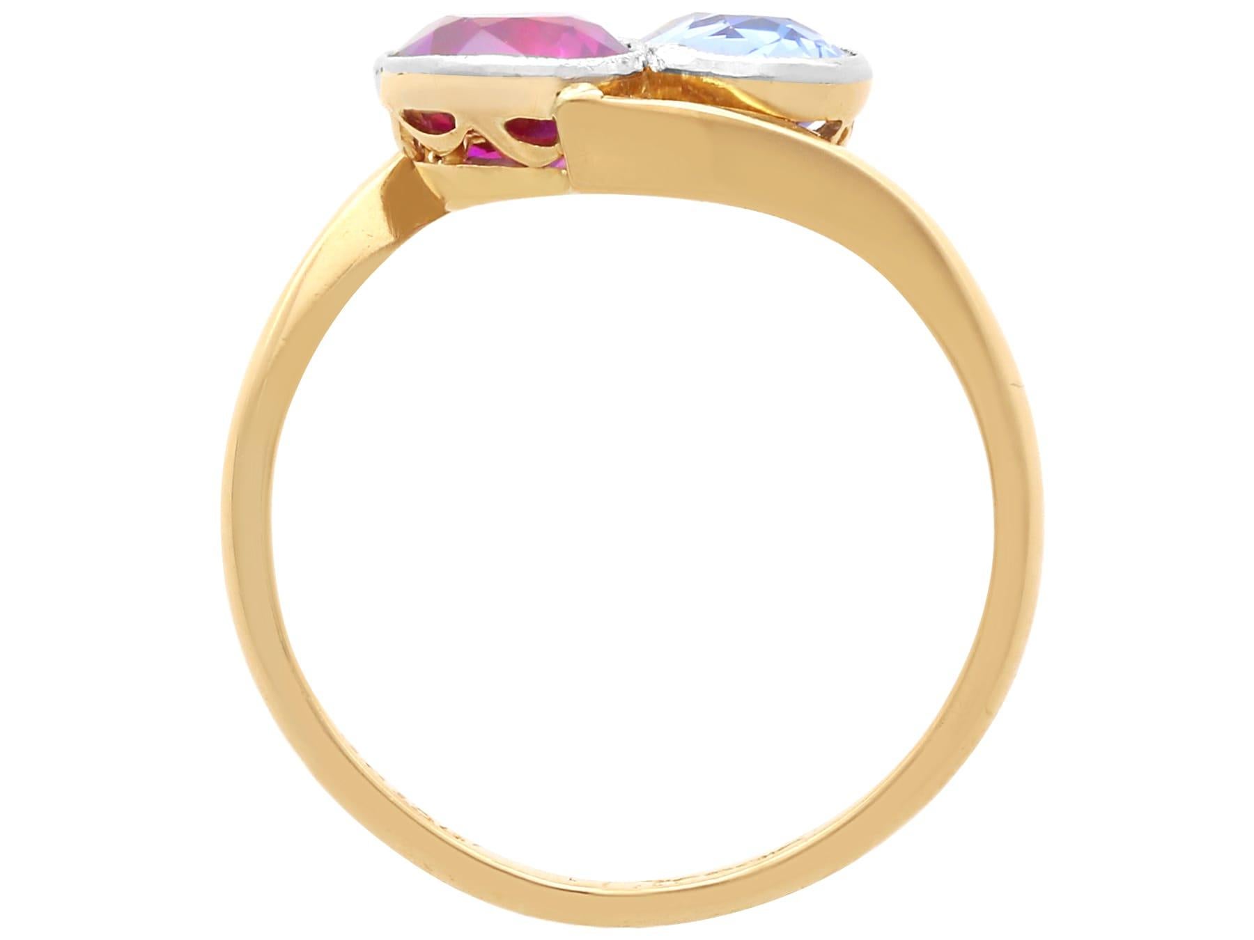 Ancienne bague torsadée en or jaune 18k de 1,90 carat de saphir rose et bleu Circa 1905 en vente 4