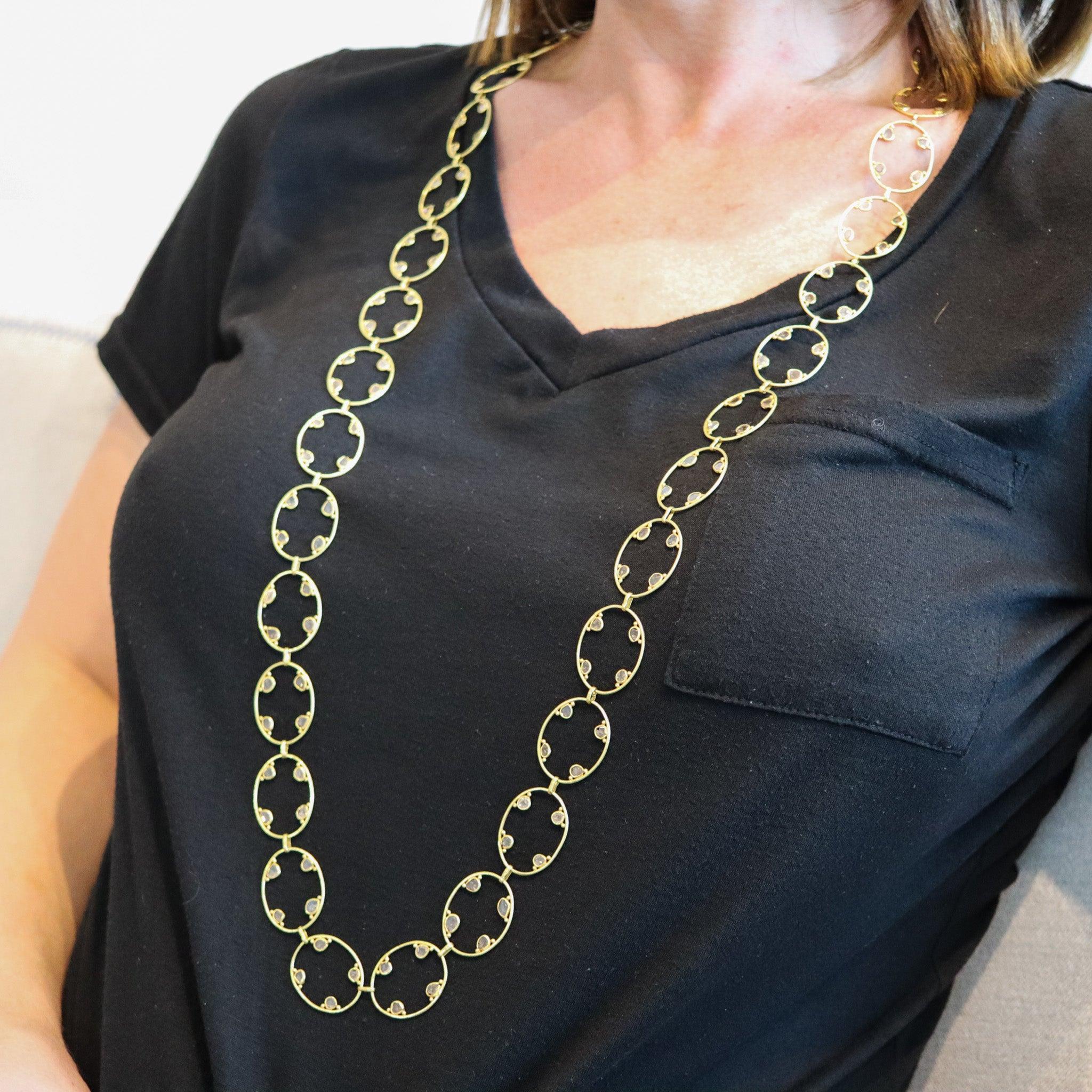 Ein antikes, langes Sautoir-Collier mit Diamanten im Rosenschliff.

Dies ist ein fabelhaftes antikes langes Sautoir-Halsband, das in England um 1900 hergestellt wurde. Die Halskette besteht aus fünfunddreißig ovalen Gliedern und wurde sorgfältig aus