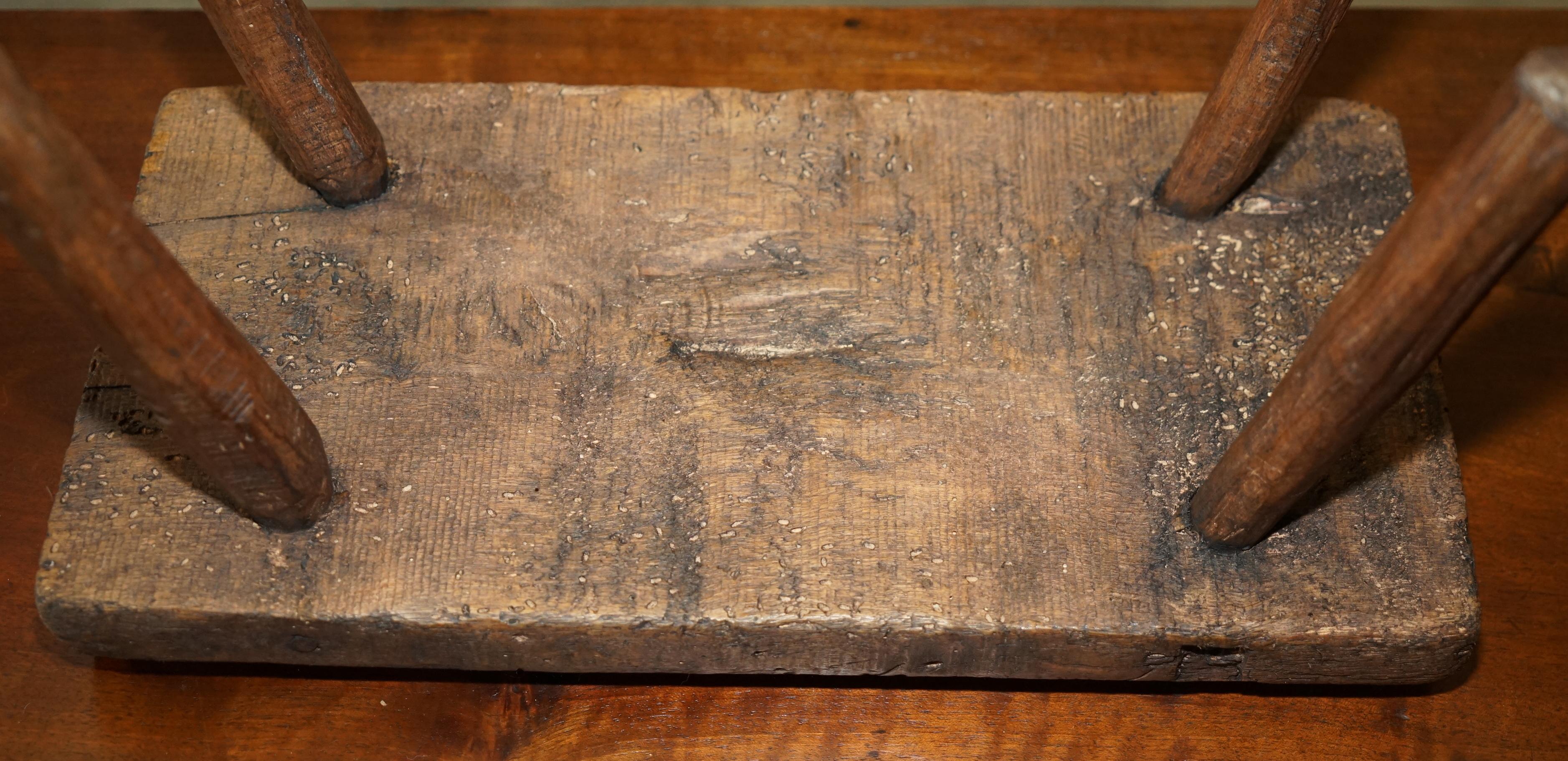 ancien tabouret de laiterie 1900 utilisé comme table de coupe d'atelier ou de garage en vente 2