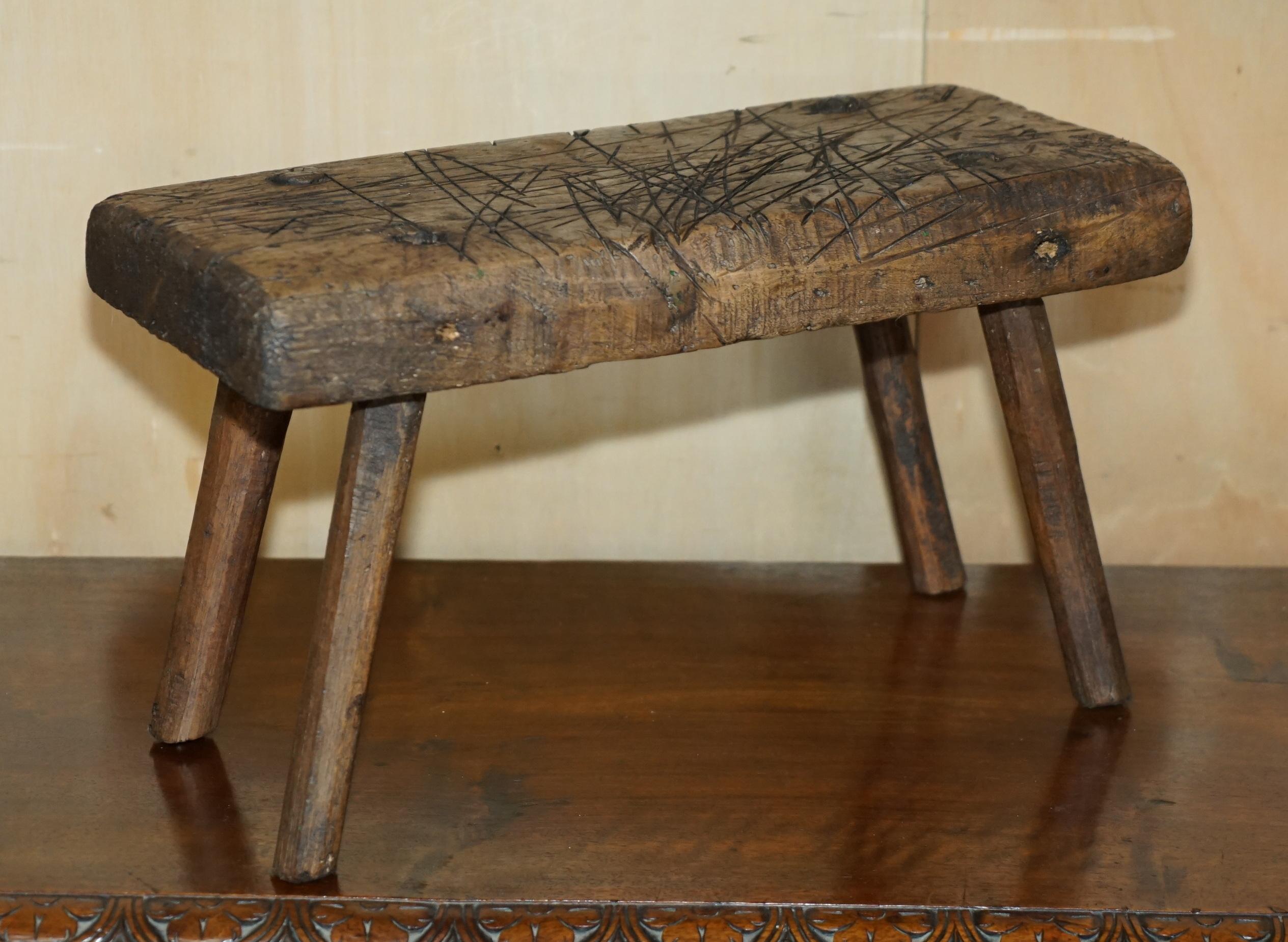 Royal House Antiques

The House of Antiques a le plaisir d'offrir à la vente ce joli tabouret primitif fait à la main, avec sa finition patinée d'origine vers 1900, qui a été utilisé comme table à découper. 

Veuillez noter que les frais de