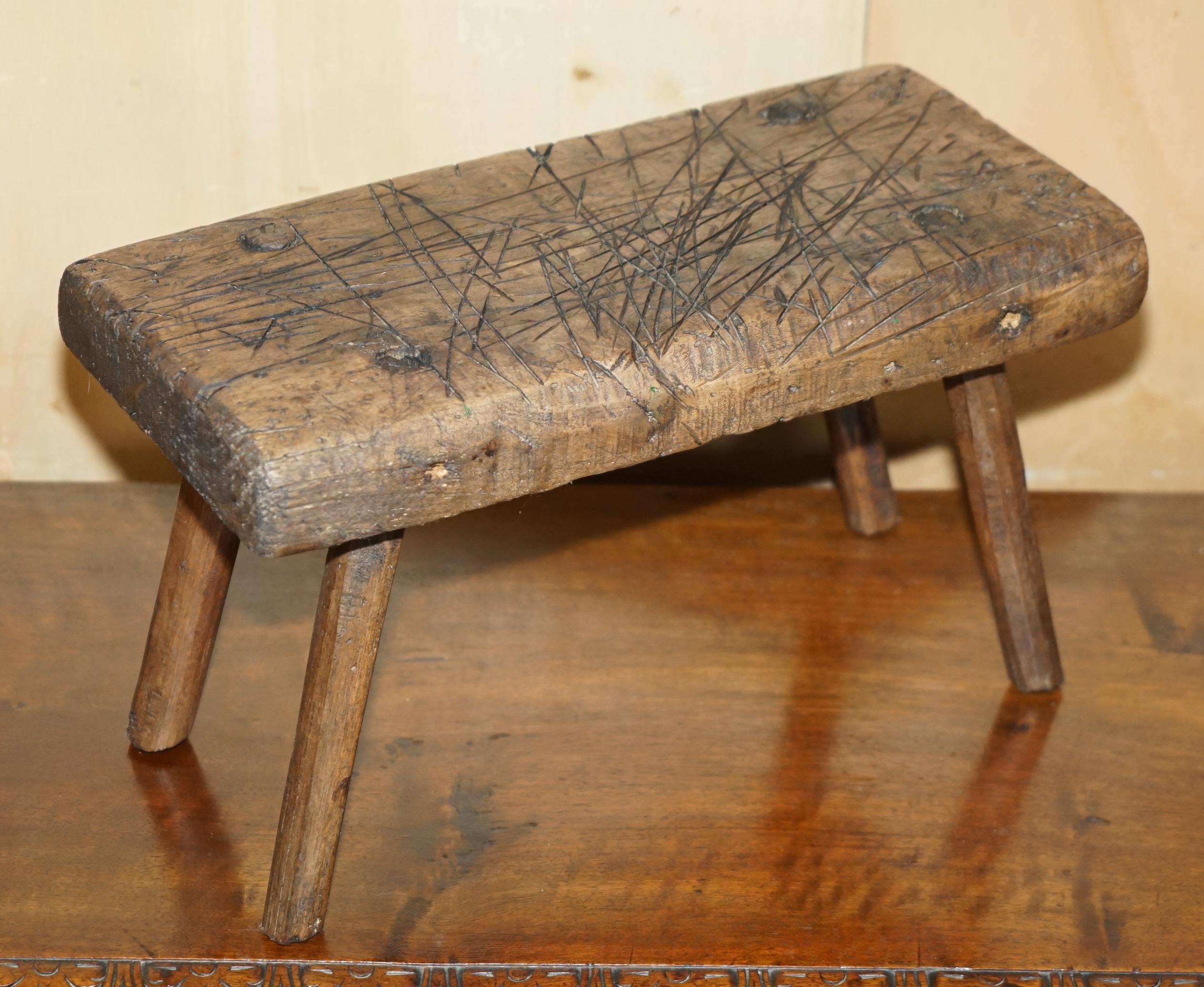 Édouardien ancien tabouret de laiterie 1900 utilisé comme table de coupe d'atelier ou de garage en vente
