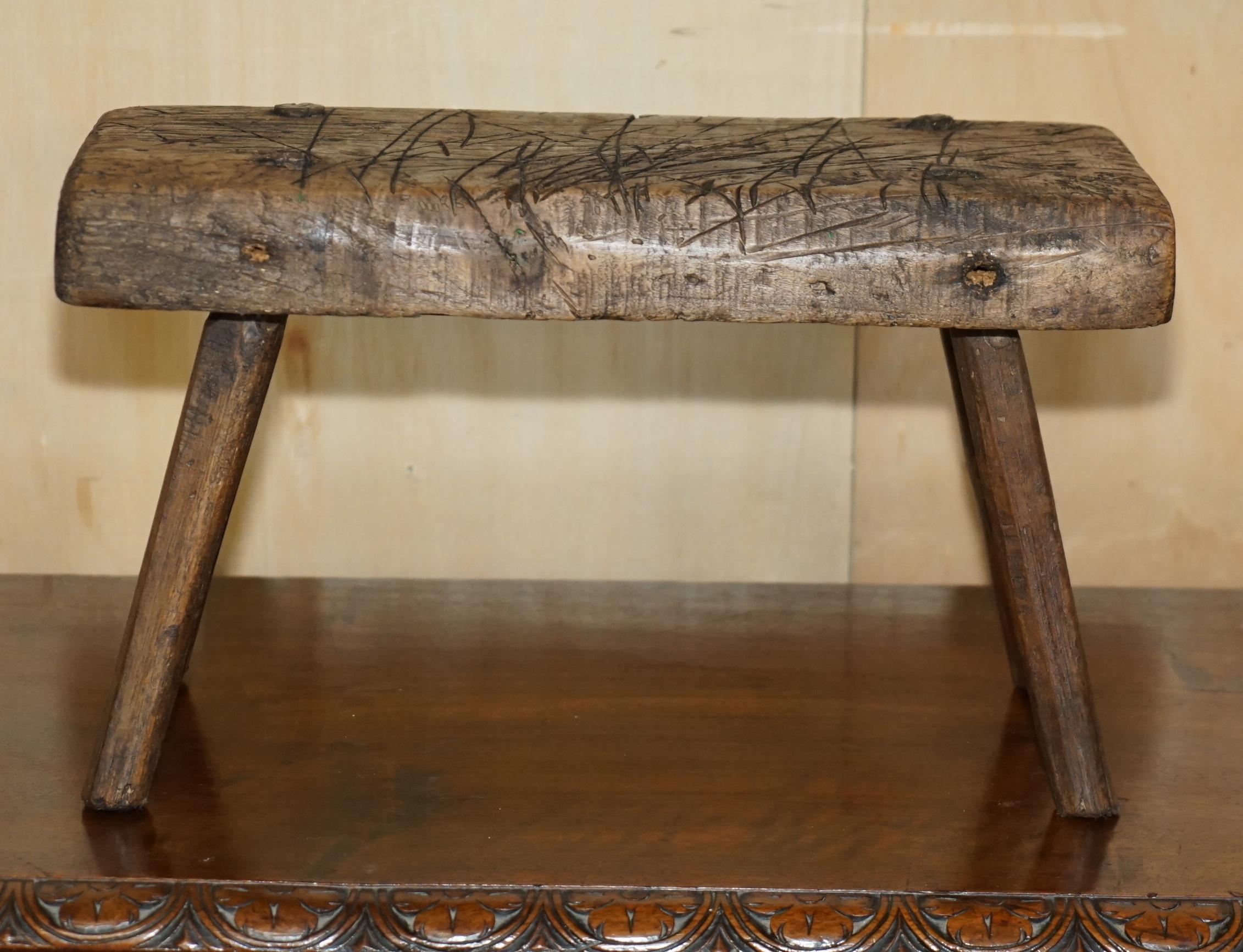 Européen ancien tabouret de laiterie 1900 utilisé comme table de coupe d'atelier ou de garage en vente