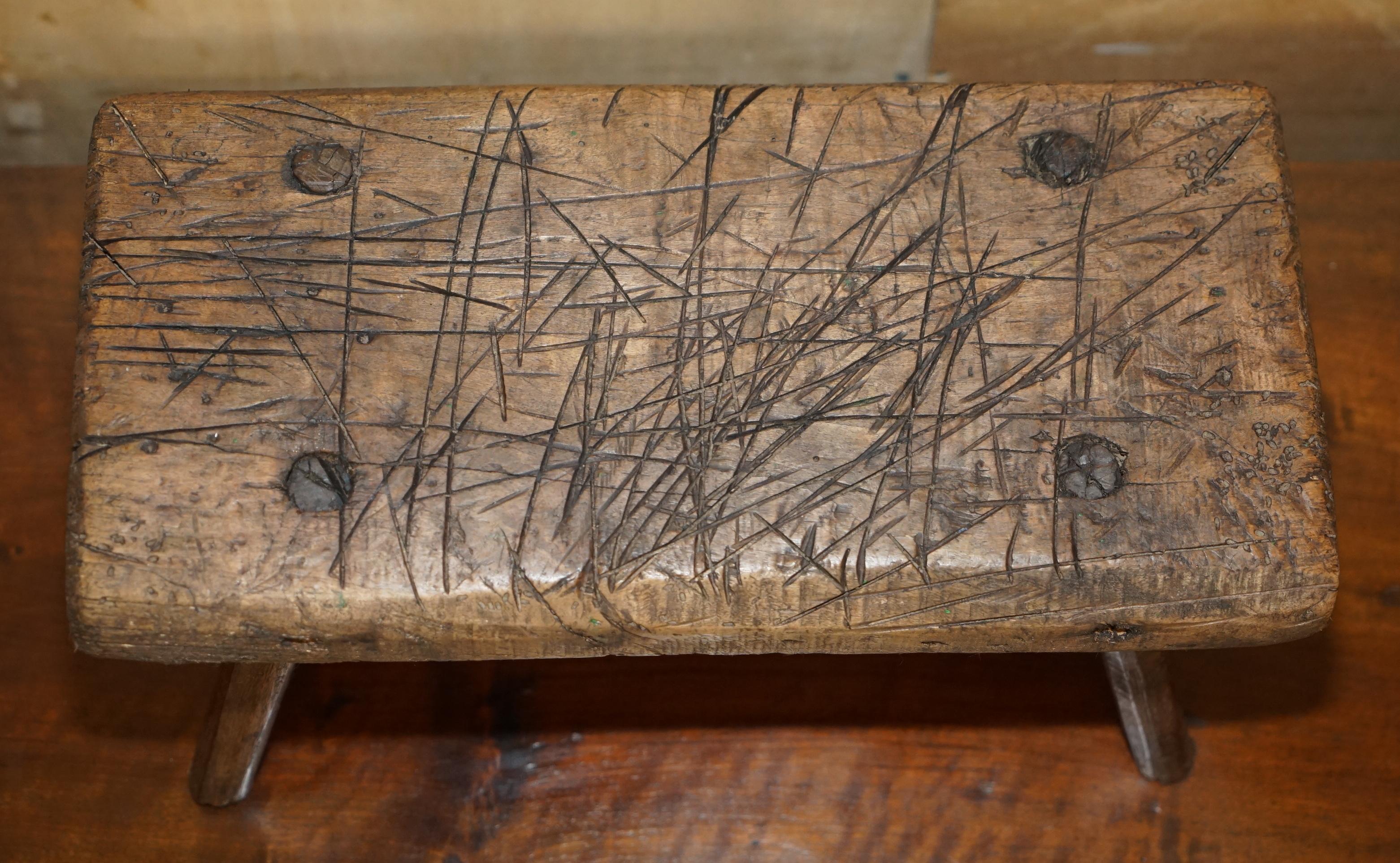 Fait main ancien tabouret de laiterie 1900 utilisé comme table de coupe d'atelier ou de garage en vente