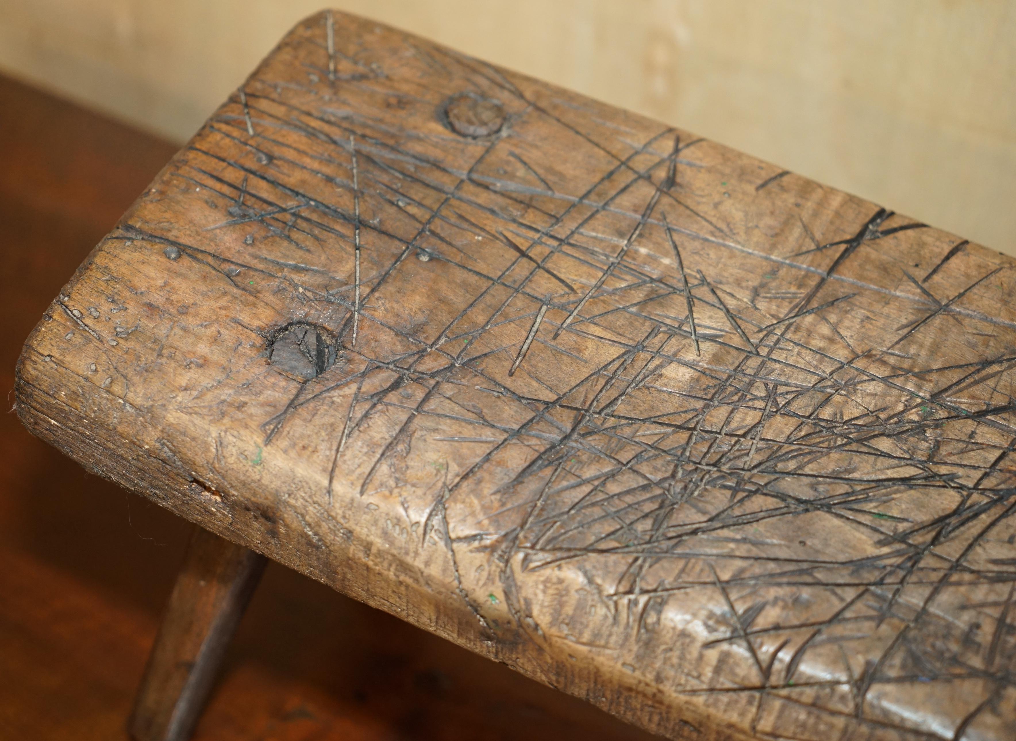 ancien tabouret de laiterie 1900 utilisé comme table de coupe d'atelier ou de garage Abîmé - En vente à West Sussex, Pulborough