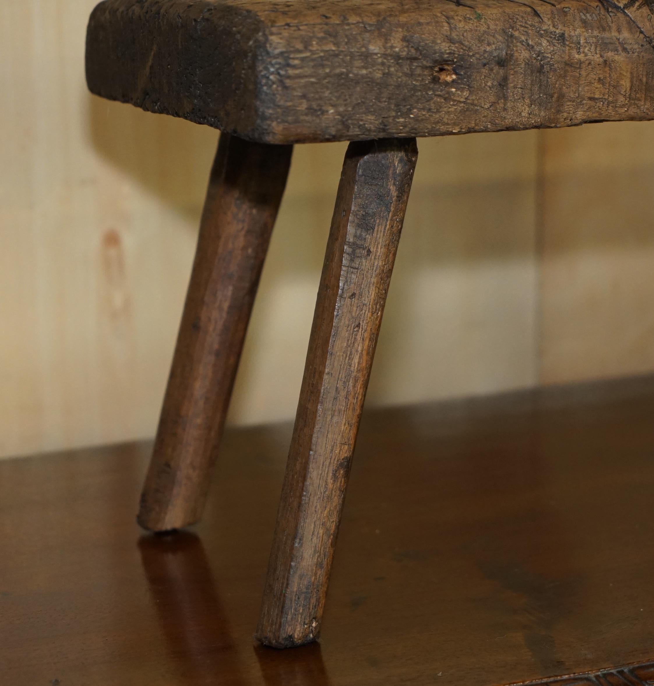 Bois ancien tabouret de laiterie 1900 utilisé comme table de coupe d'atelier ou de garage en vente