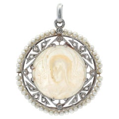 Antiquités 1900 Pendentif religieux en or 18kt avec nacre, diamants et perles